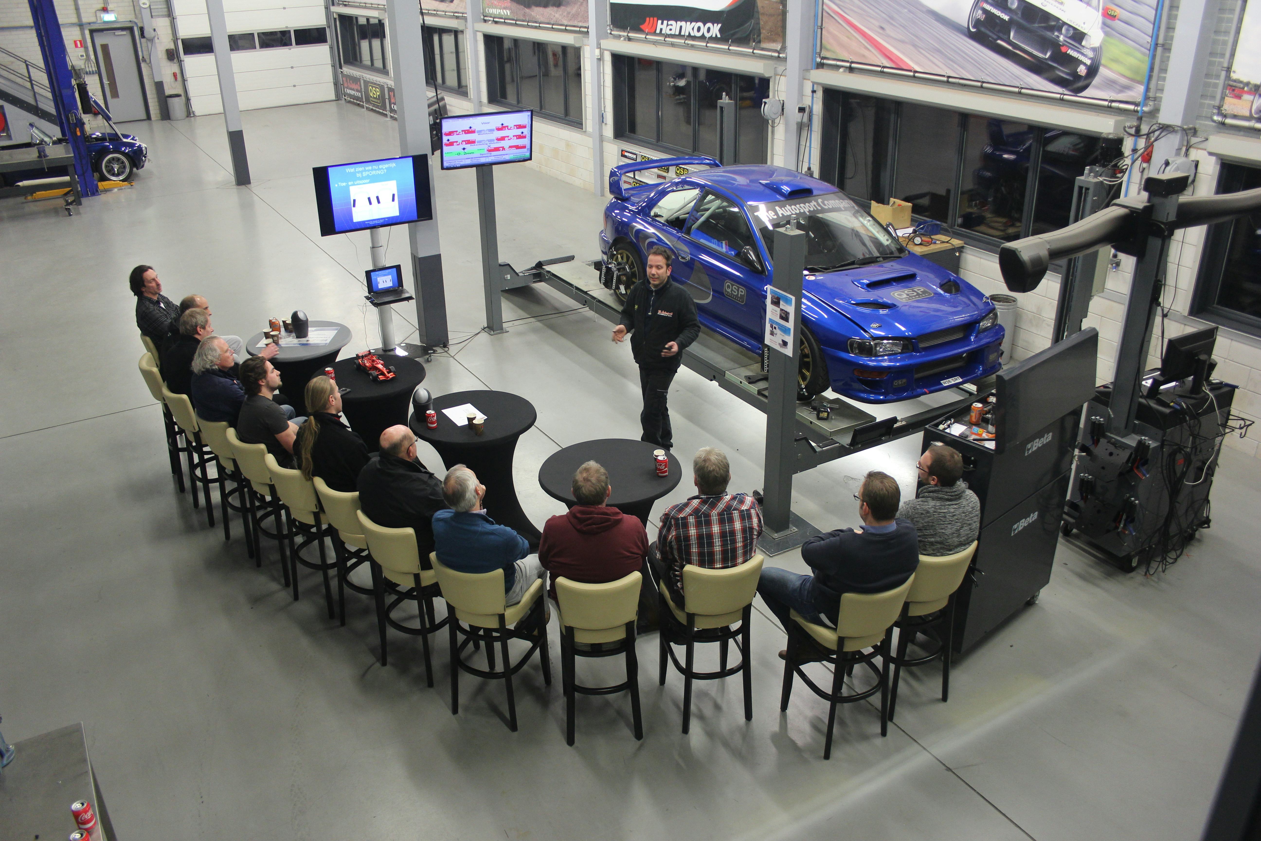 Praktijkgerichte trainingen voor kleinere groepen. Meer aandacht van de docent én natuurlijk zelf aan de slag. Met uitlijnen bijvoorbeeld.
