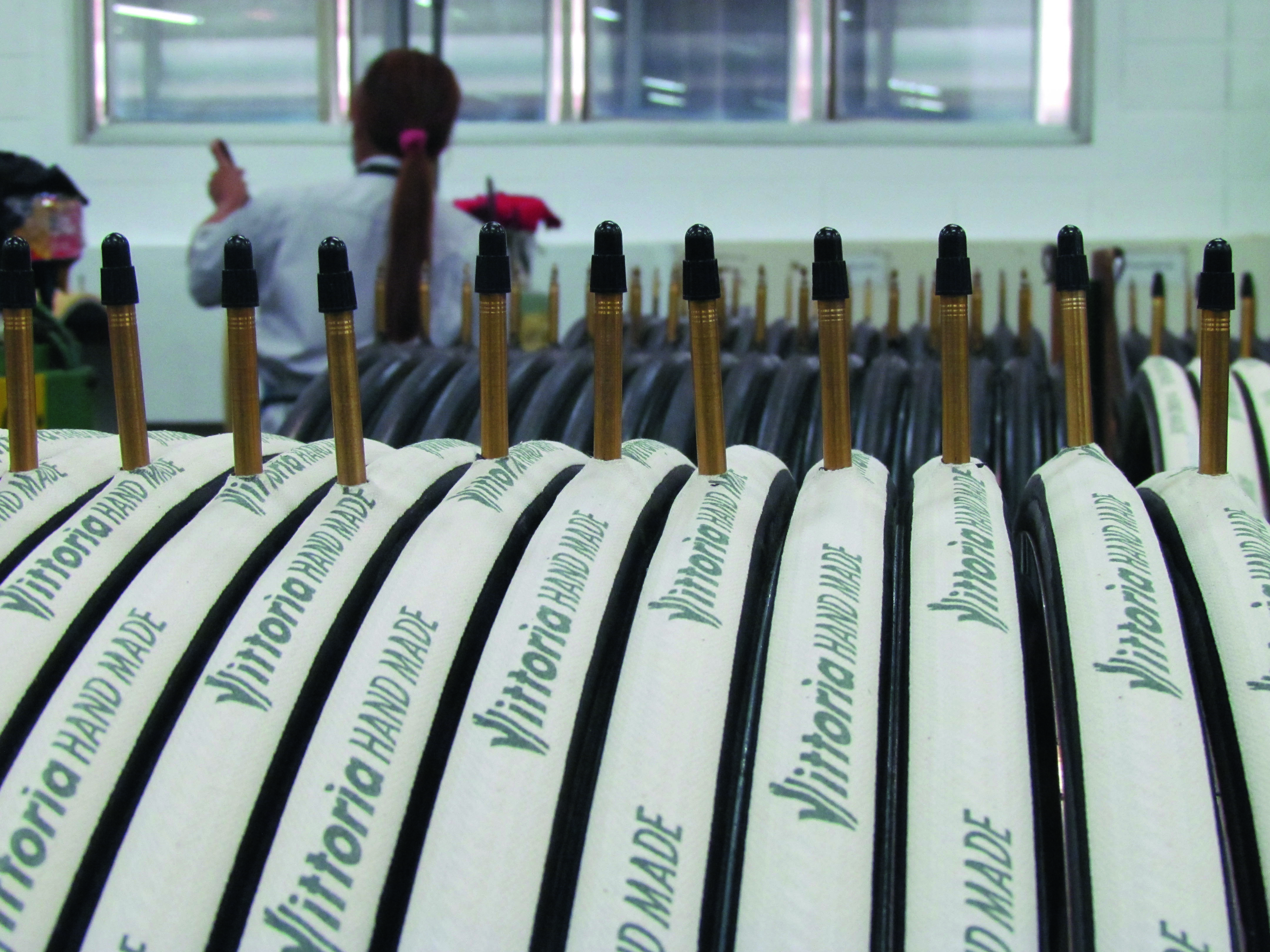 In zijn Thaise fabriek produceert het Italiaans fietsbandenmerk Vittoria al meer dan anderhalf jaar banden met grafeen. Waarom wordt dat wondermiddel (nog) niet in autobanden gebruikt?