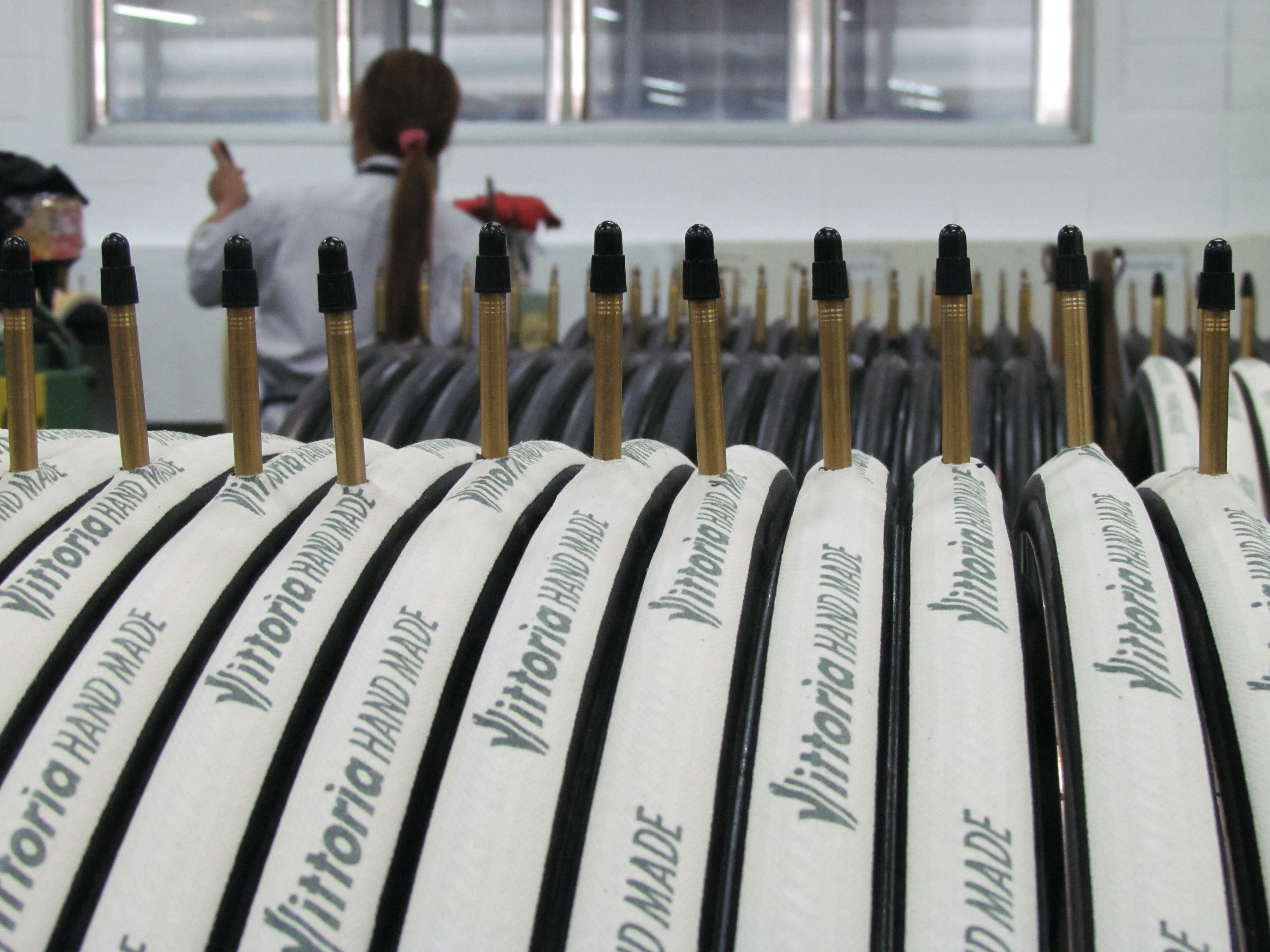 In zijn Thaise fabriek produceert het Italiaans fietsbandenmerk Vittoria al meer dan anderhalf jaar banden met grafeen. Waarom wordt dat wondermiddel (nog) niet in autobanden gebruikt?