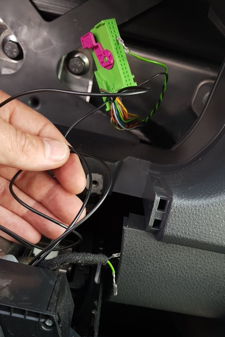 De dealer heeft met het plaatsen van het nieuwe tellerhuis ook de bedrading vervangen. Dit kan later allemaal weer naar origineel worden teruggebouwd