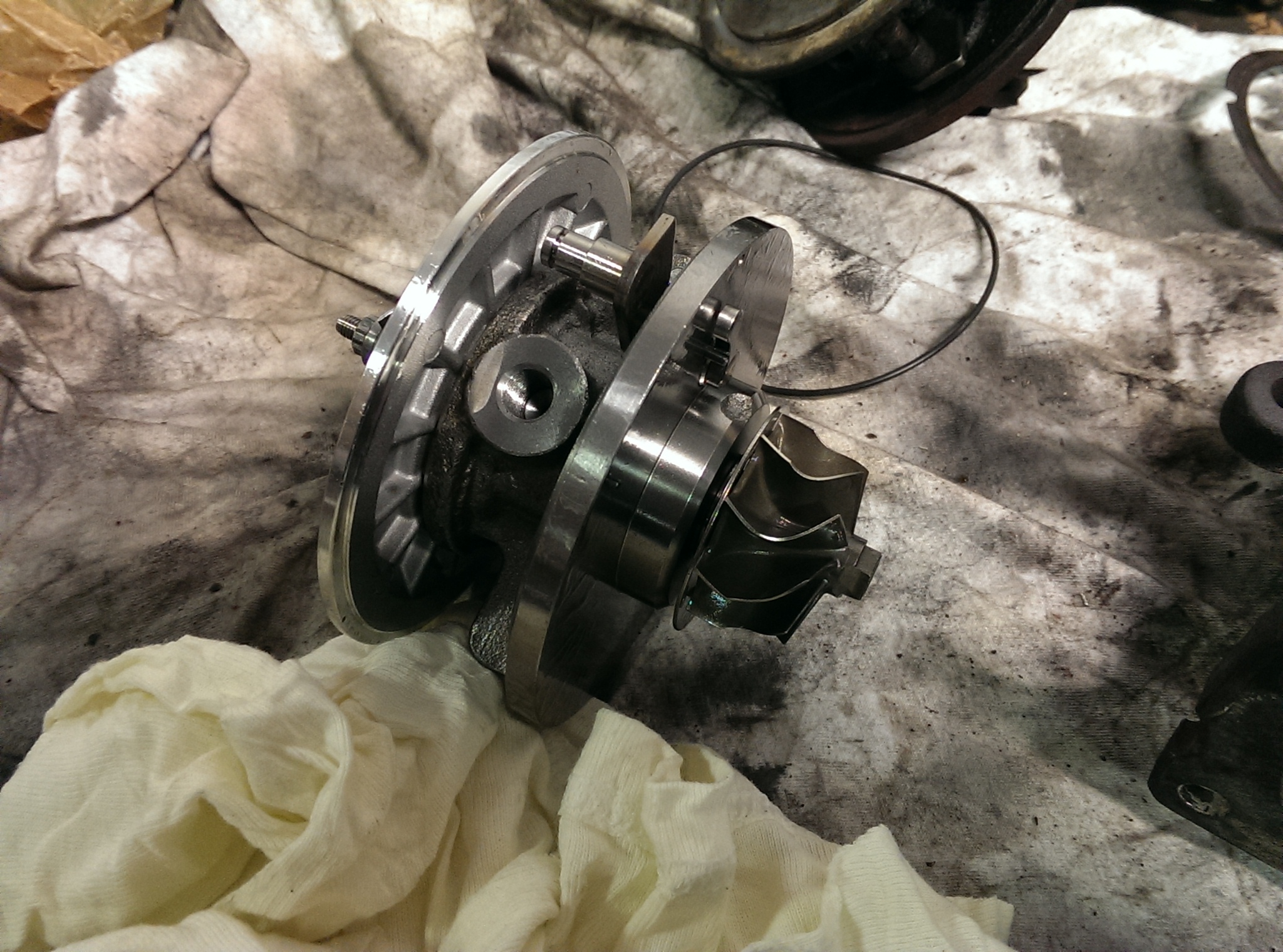 De extreme toerentallen stellen extreme eisen aan maattoleranties, equipment en kennis.  Honeywell-Garrett vertrouwt revisie daarom niet meer toe aan externe bedrijven en Carrec kiest in het vervolg voor nieuw. Terecht? Wat zegt jouw ervaring? 