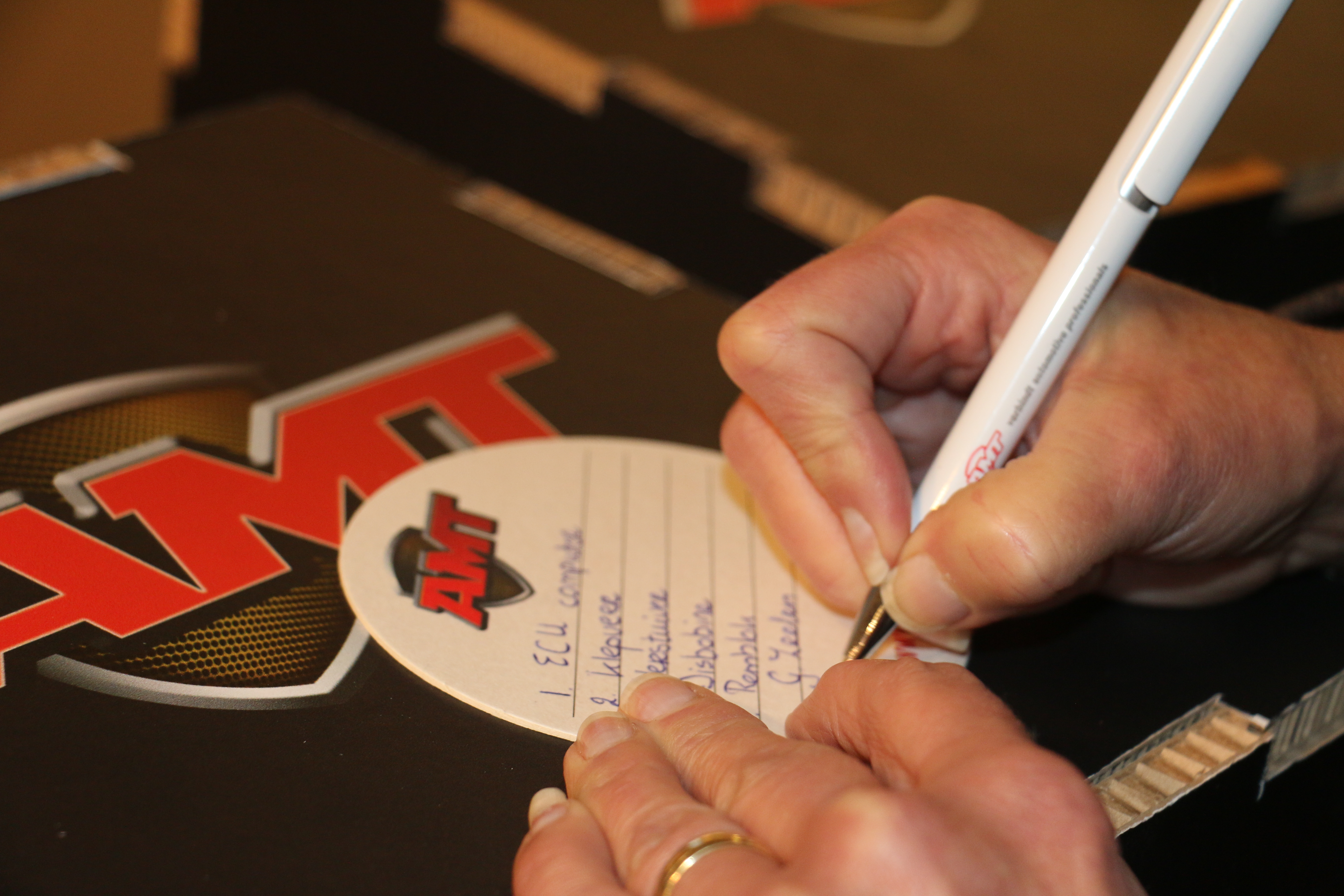 Weet jij welke onderdelen verstopt zijn in de vijf black boxen? Schrijf je antwoorden op een AMT-bierviltje en maak kans op een I-Pad mini. 