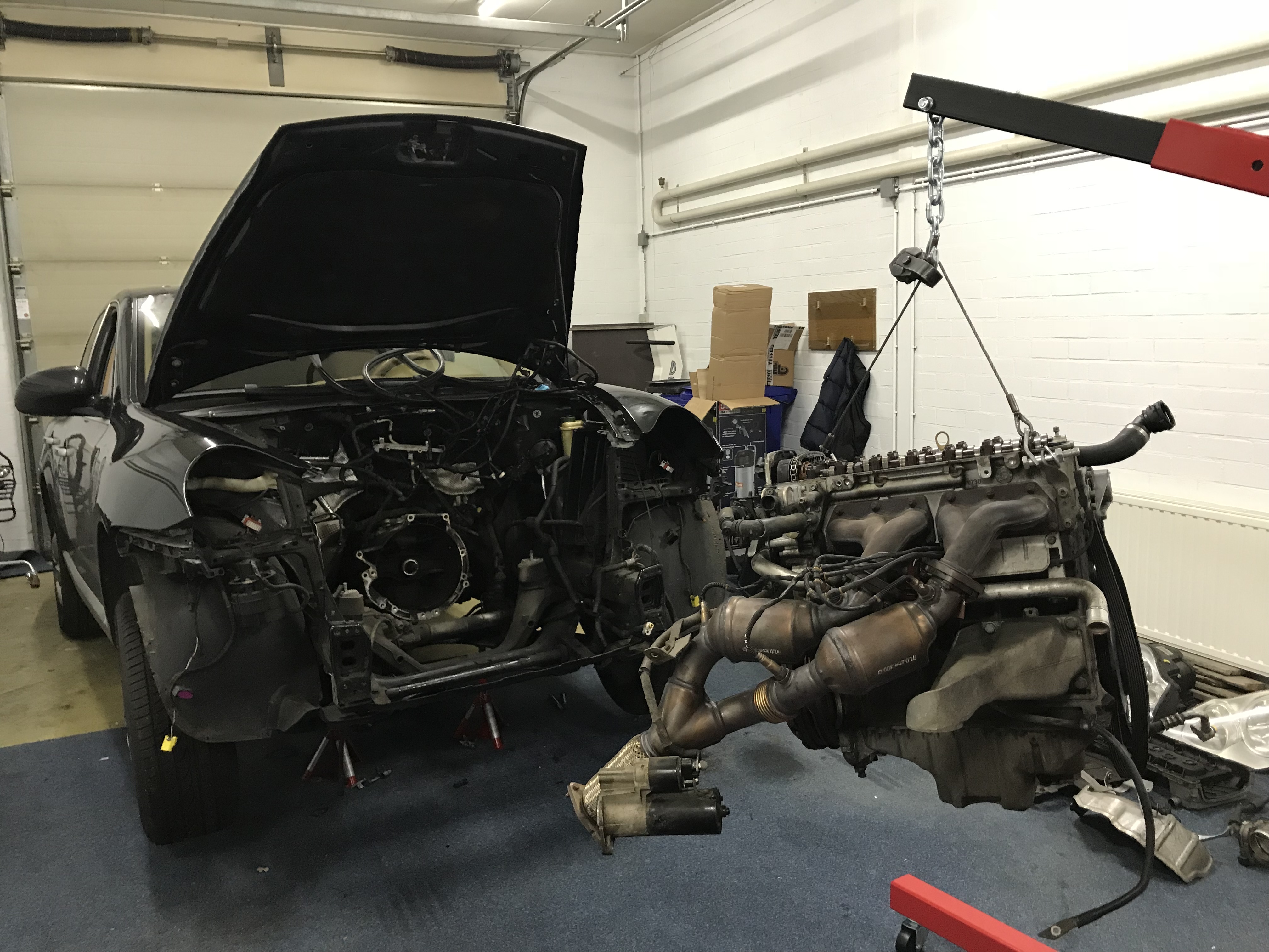 Wanneer je bij een in de lengte richting geplaatste VR6 bij de distributie moet zijn, moet het hele motorblok uit de auto worden gehaald.