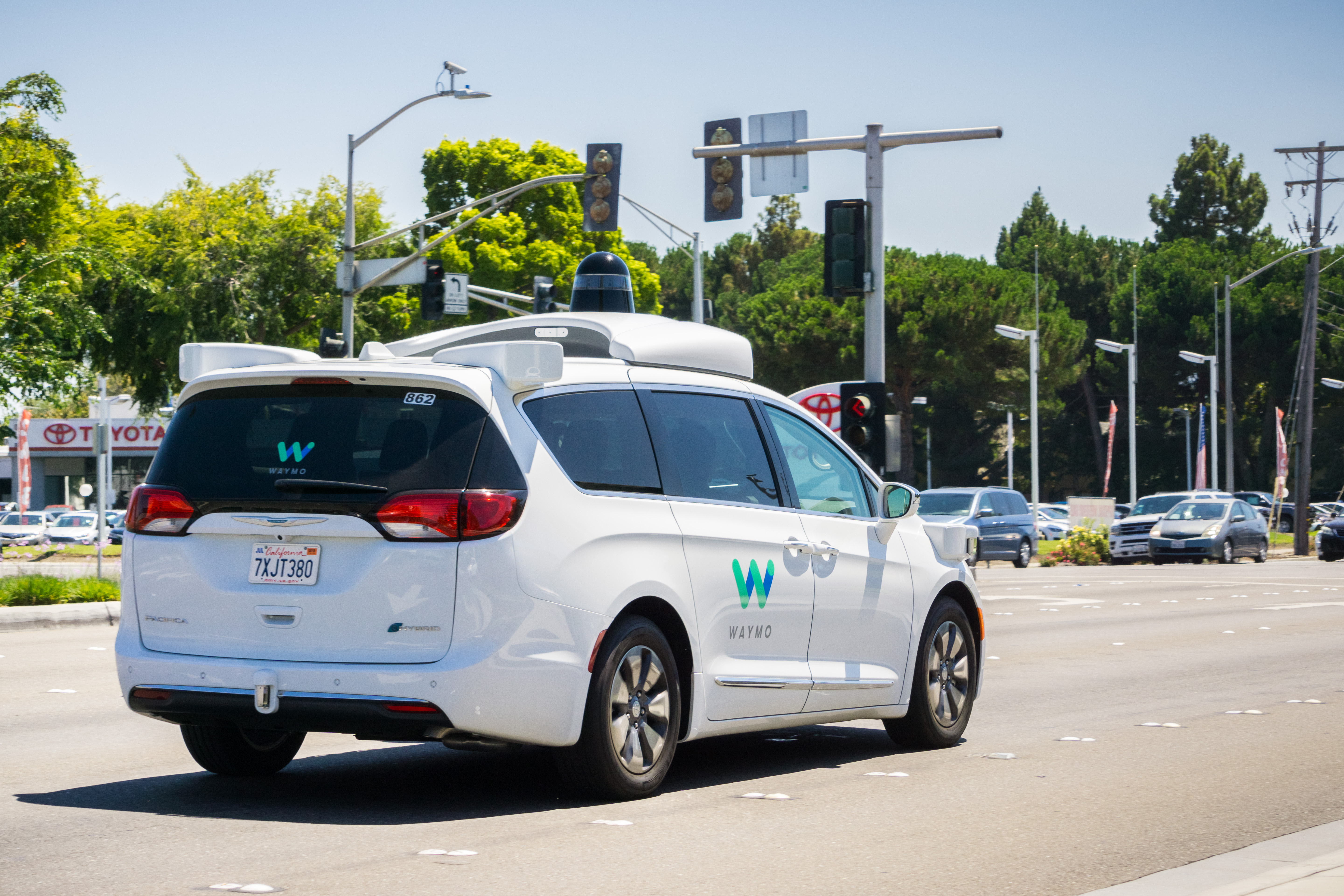 De Waymo zelfrijdende auto van Google, op de weg in Silicon Valley. 