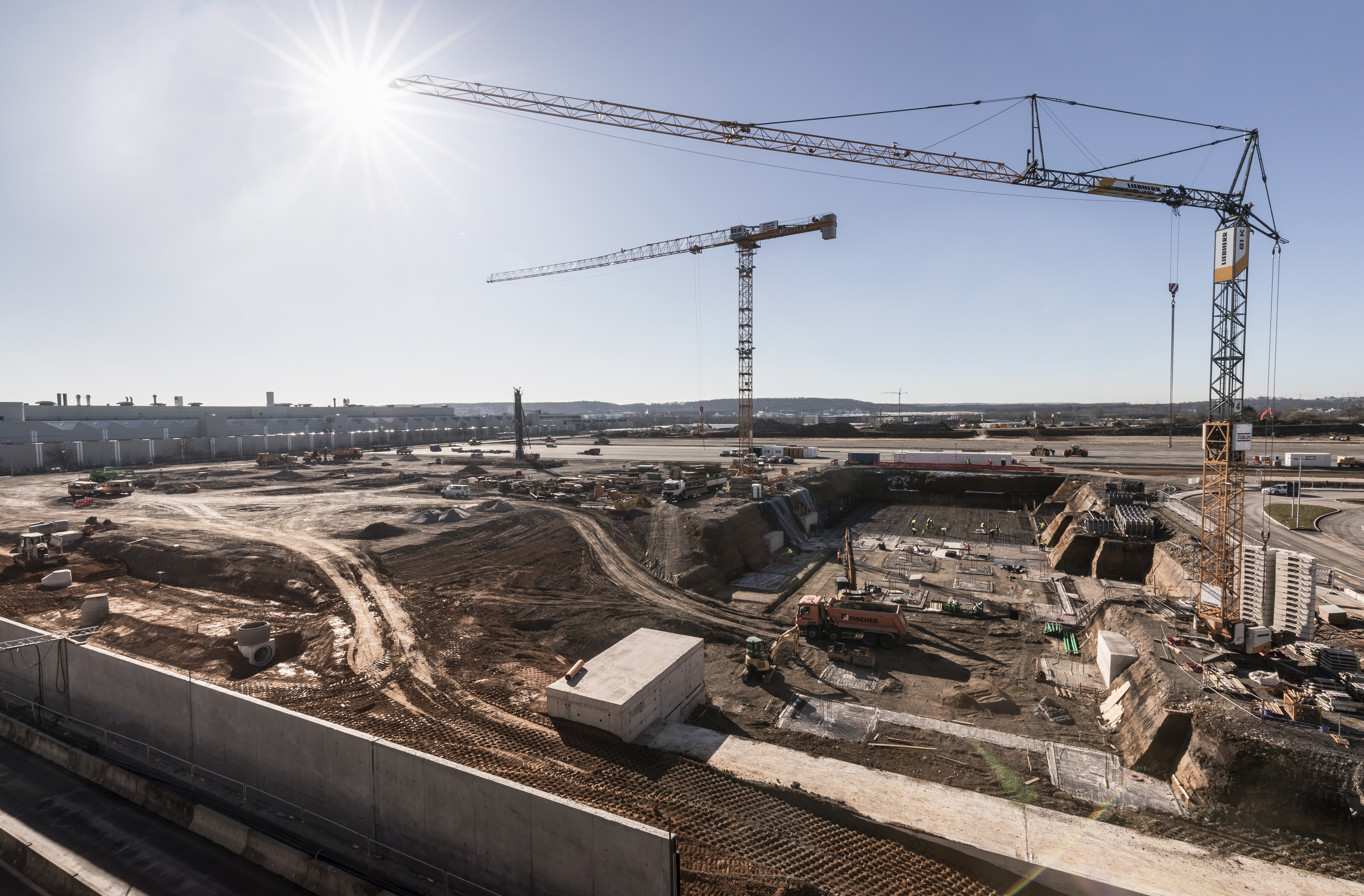 Het bouwterrein waar de Factory 56 verrijst. Vanaf 2020 gaat Mercedes-Benz hier onder mer de nieuwe S-Klasse bouwen.