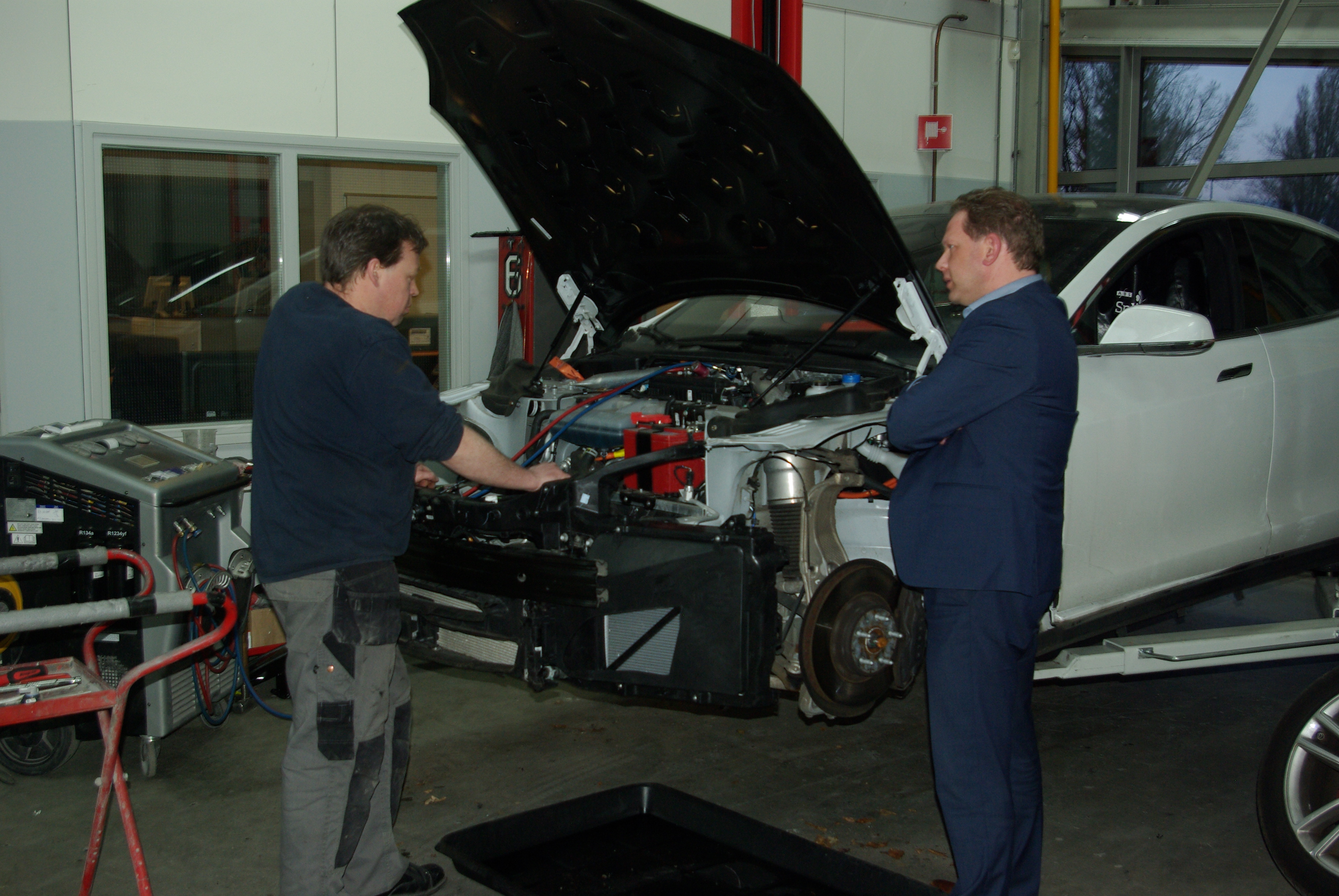 Zo gastvrij zijn ze bij ABS Splinter uit Amsterdam. Deelnemers van 'Grip op je Autobedrijf' mogen overal in de werkplaats kijken. Mooie gelegenheid om een Tesla-schadehersteller het hemd van het lijf te vragen.