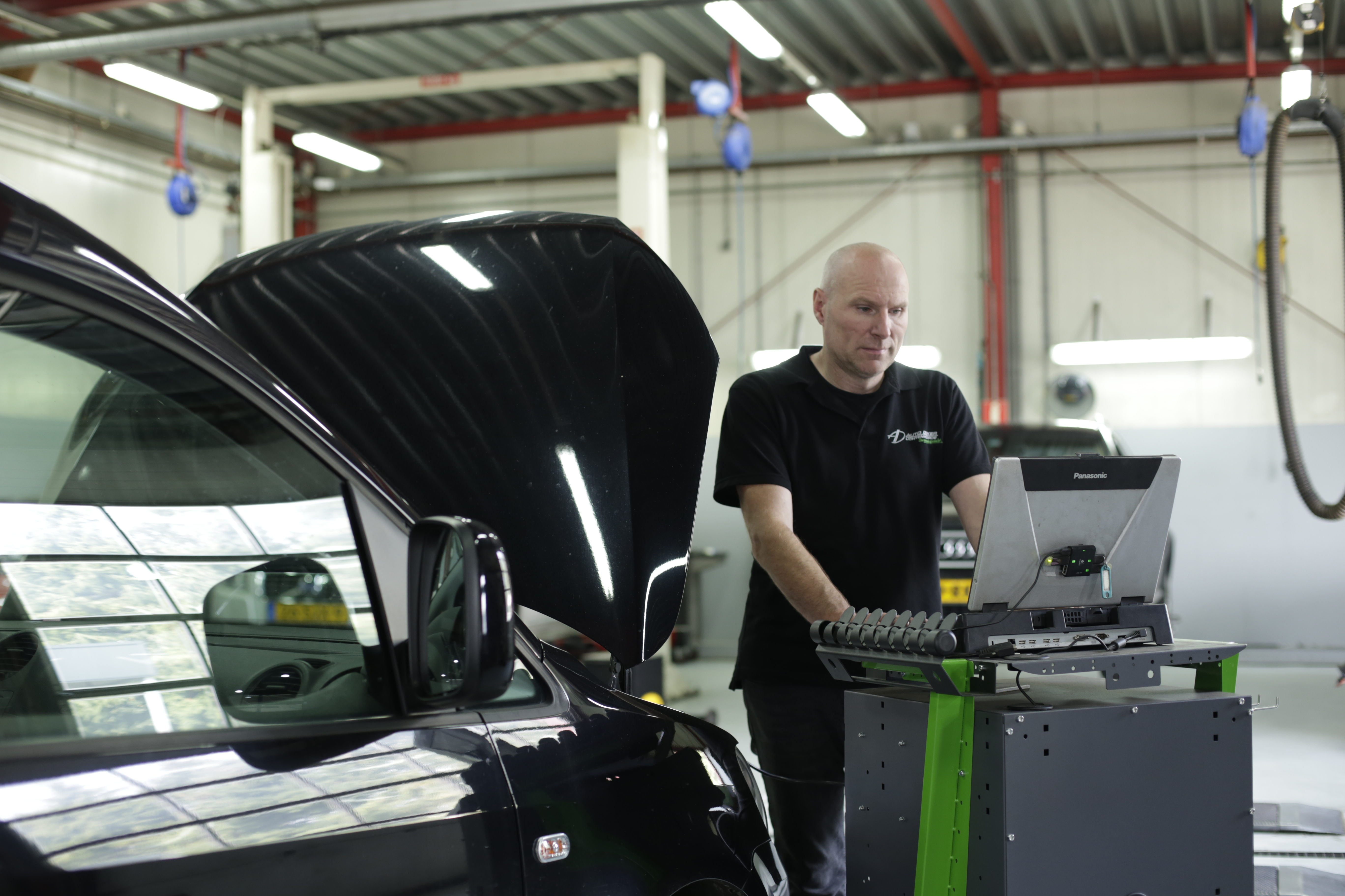 Arno Dieker staat nog steeds achter de keuze om zijn tijd en aandacht in de werkplaats te steken. “Mijn hart ligt bij techniek. Sinds ik met occasions ben gestopt, heb ik meer plezier in mijn werk.”
