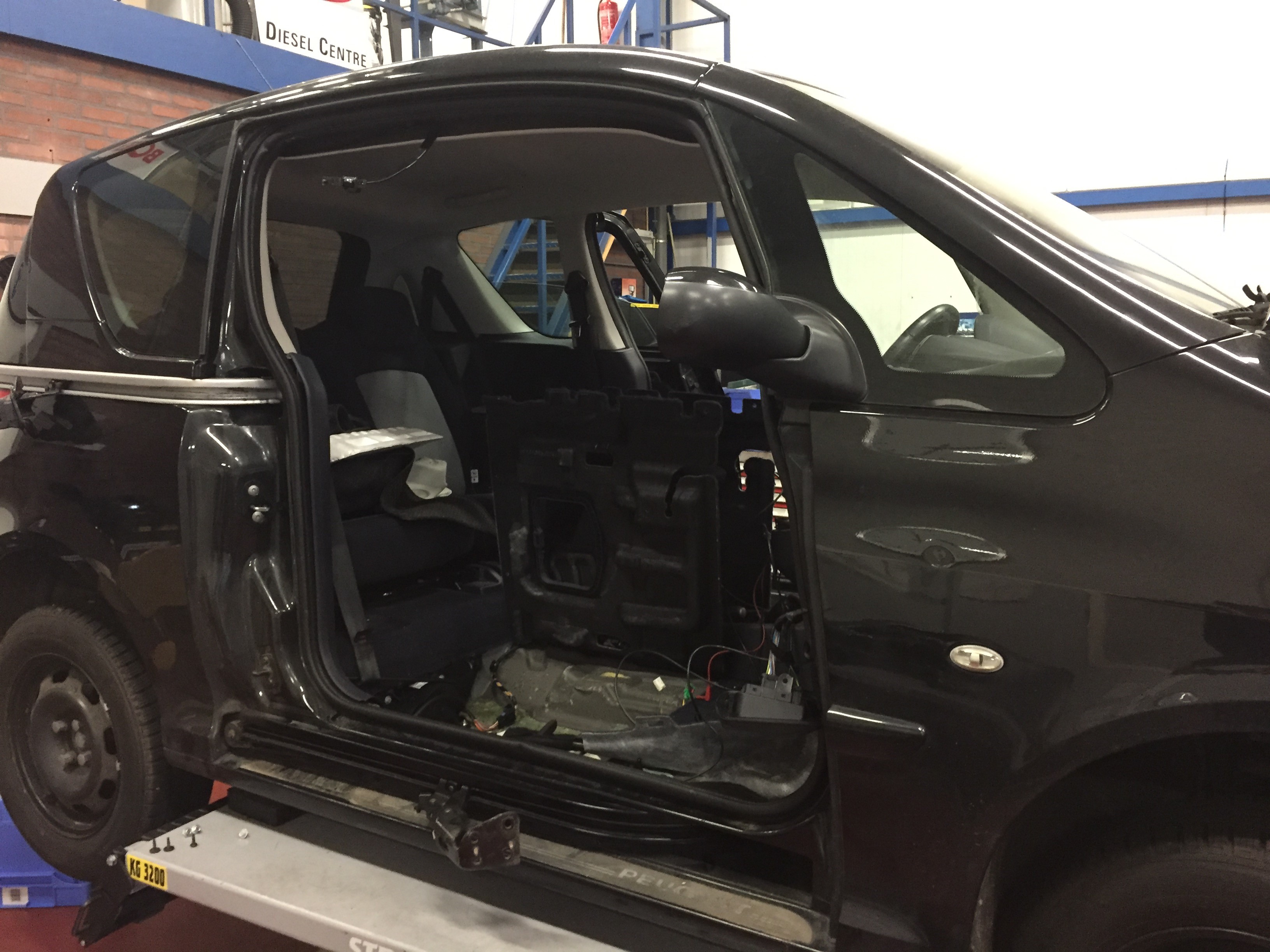 Hoe werken die schuifdeuren van zo'n Peugeot 1007 eigenlijk?