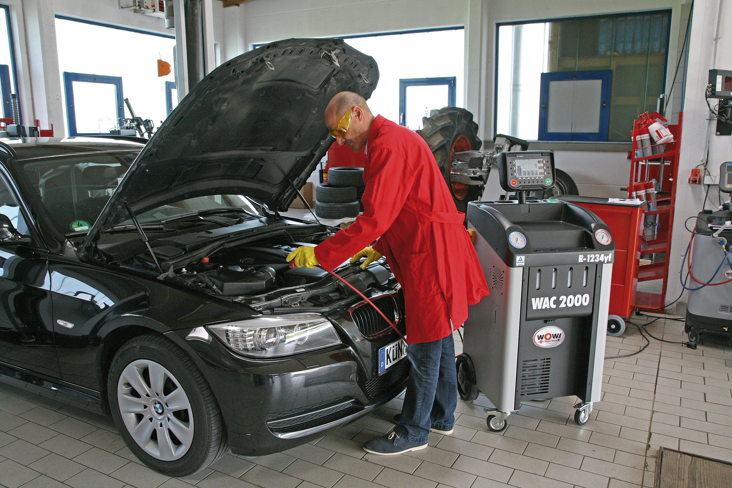 Het koudemiddel R1234yf zit flink in de lift. Sinds dit jaar mogen er geen nieuwe auto’s meer afgeleverd worden met R134a. Sommige automodellen hebben al sinds 2015 het nieuwe koudemiddel. Die aircosystemen moeten dit jaar onderhouden worden. Ben jij er al op voorbereid?