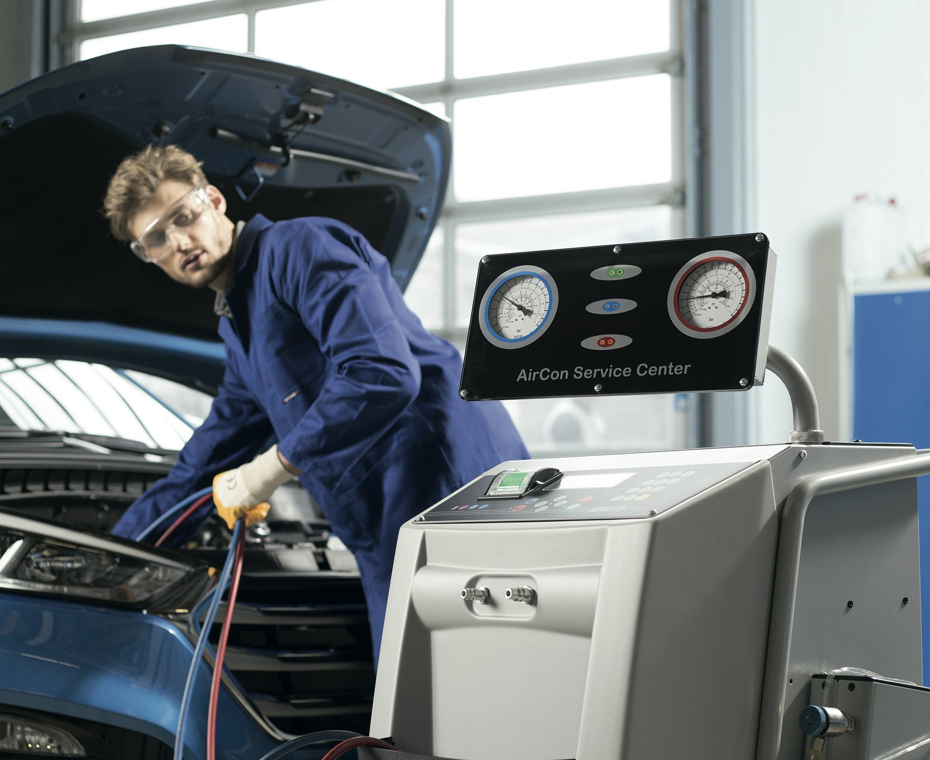 “Een kg R1234yf kost nu zo’n € 120, een kg R134a € 30”, zegt Dometic, leverancier van Waeco aircoserviceapparatuur. “We zien nu vaak dat garagebedrijven € 80 tot € 100 rekenen voor de aircoservice en de hoeveelheid koudemiddel die bijgevuld moet worden extra belasten aan de klant.