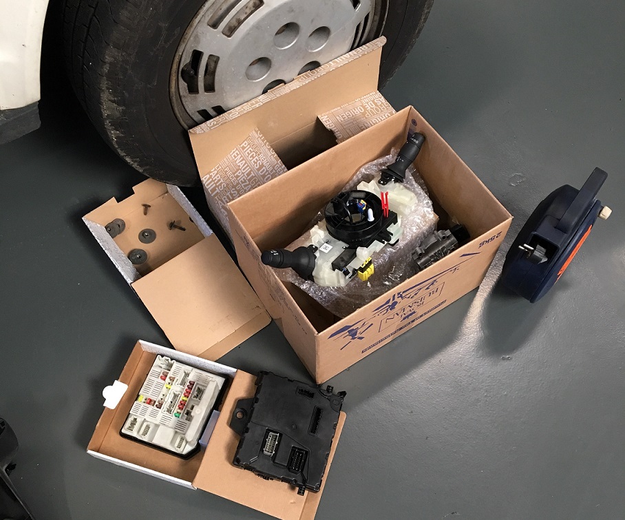 Renault Master met problemen en dozen vol reeds vervangen componenten. 
