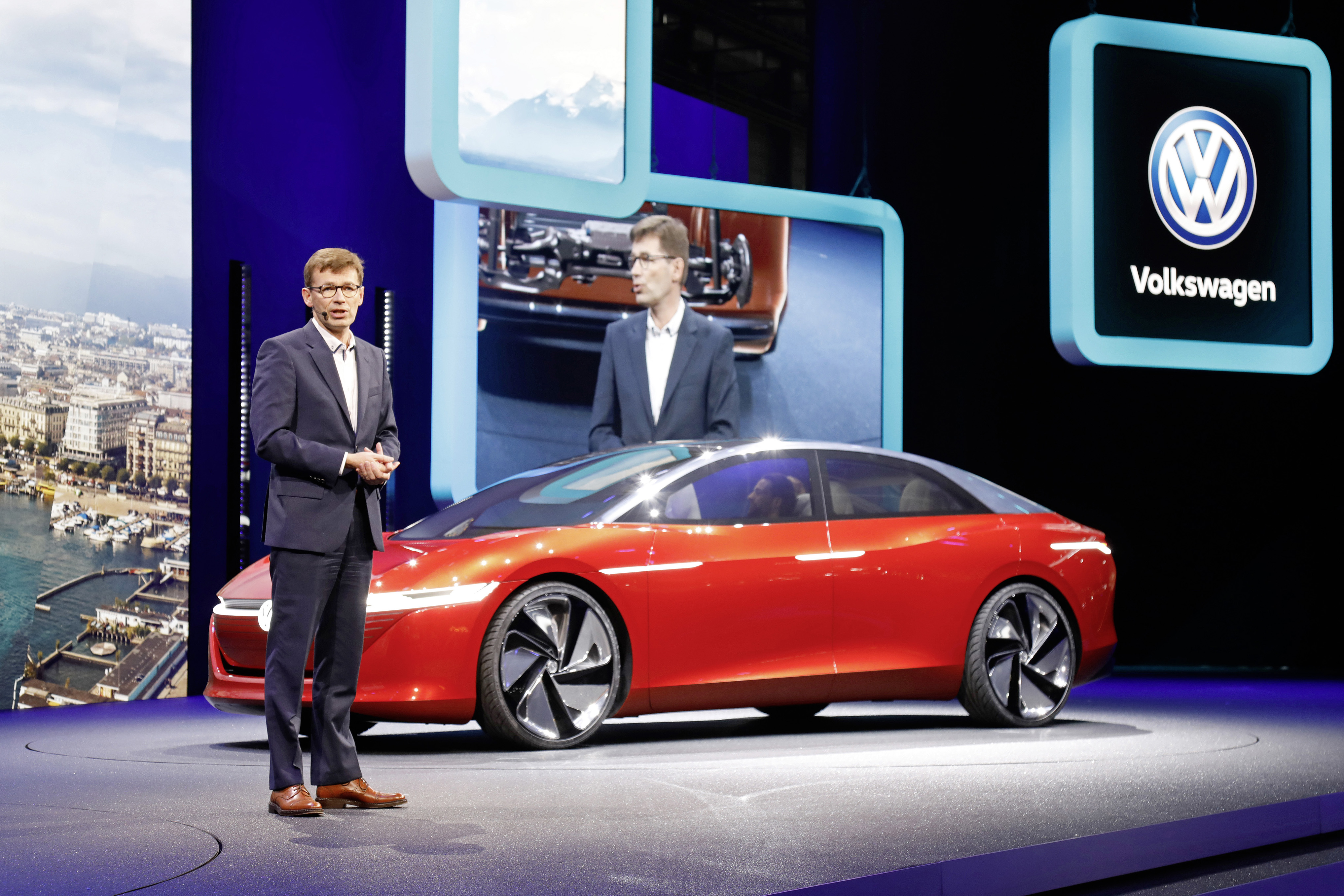 Presentatie van de Volkswagen Vizzion, zonder stuur of pedalen. Autonoom rijdend, spraak- en gebaarbediening, kunstmatige intelligentie. De visie van VW op zijn grote sedan voor 2025.
