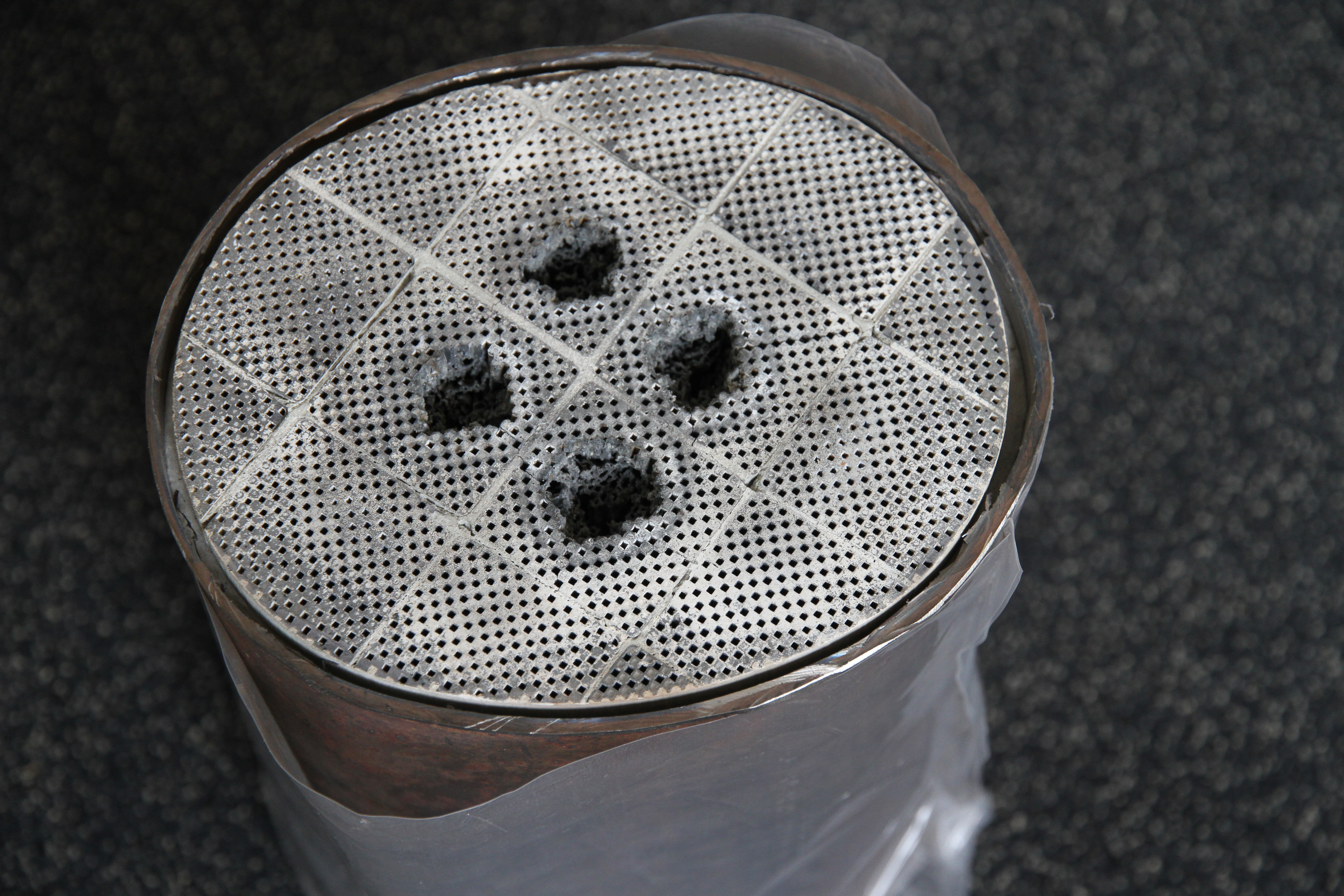 Visueel controleren op aanwezigheid van het roetfilter is één. Daarmee kan je nog niet zien of het roetfilter ook goed werkt. Of, zoals dit roetfilter, er van binnen uitziet als 'gatenkaas'.