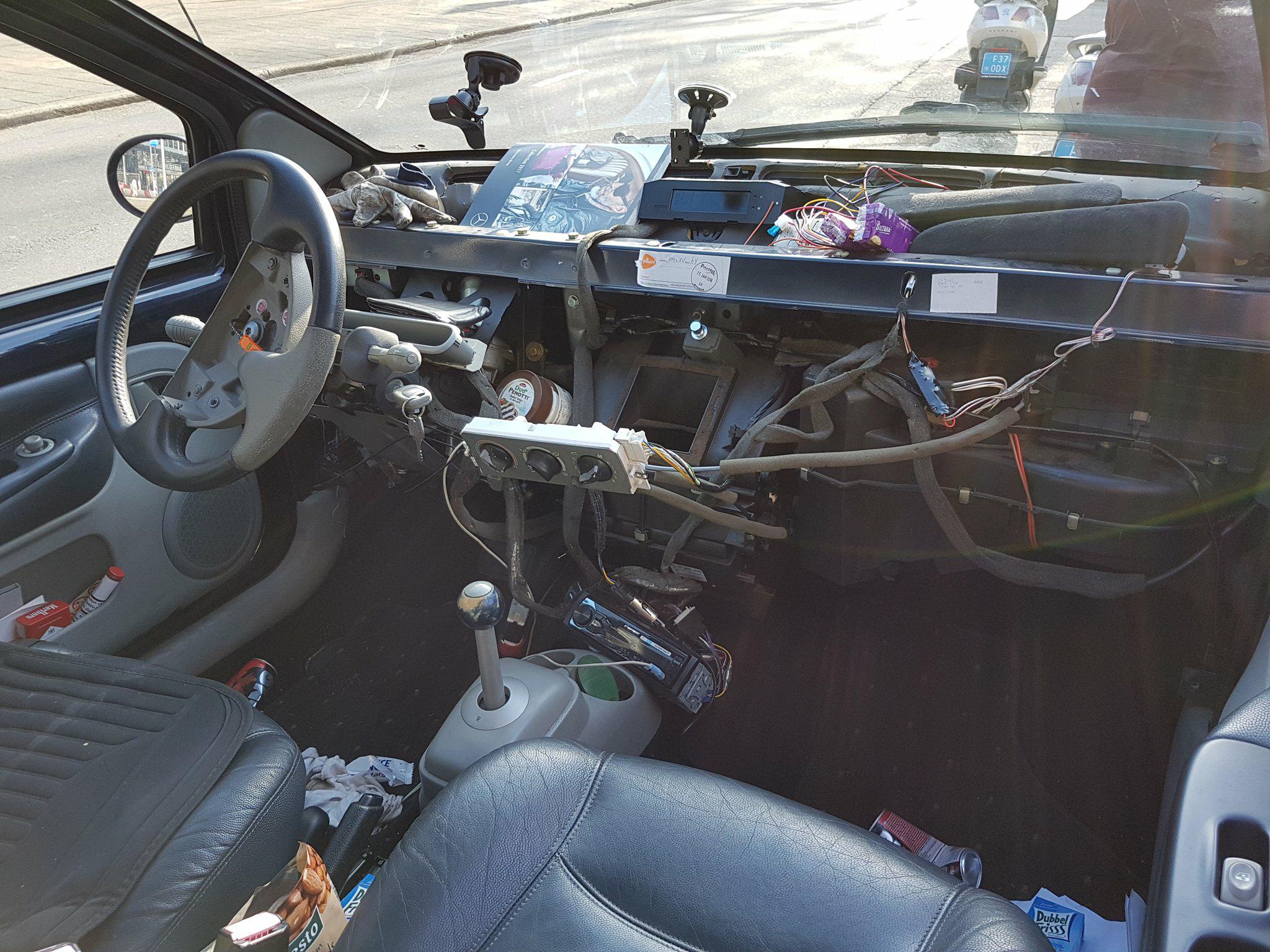 De politie Rotterdam Centrum liet de bestuurder niet doorrijden. En de APK-keurmeester?