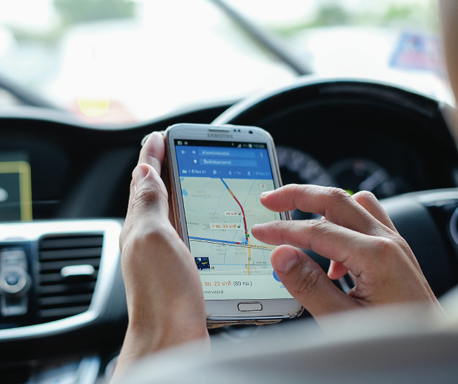 Een potentiële klant stapt in de auto en ziet een storingslampje branden. Hij wil zo snel mogelijk naar een garage in de buurt. Een Google Mijn Bedrijf-pagina 
vergroot de kans dat hij bij jou aanklopt aanzienlijk.