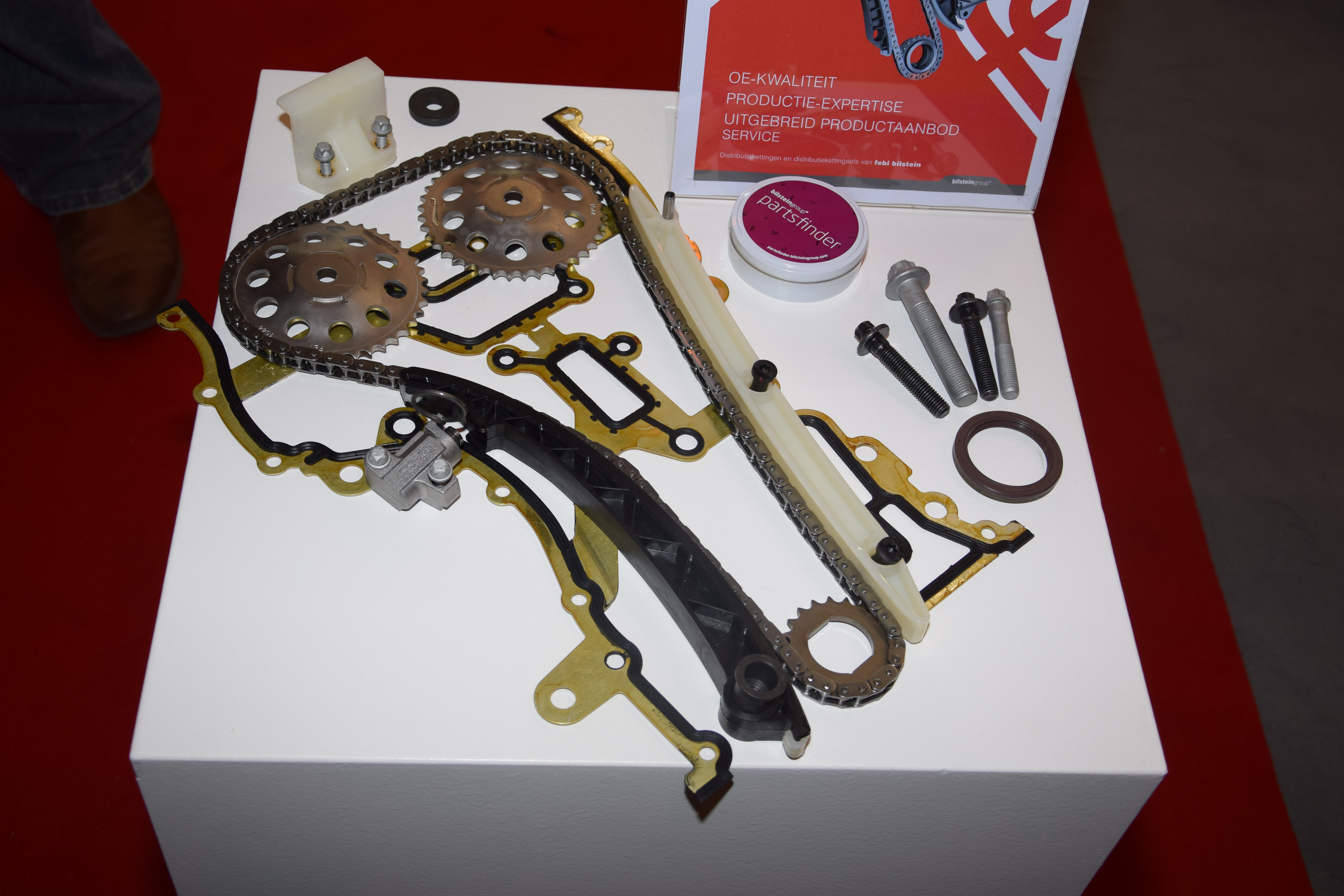 Complete vervangingsset voor de distributie van Febi, want samen met een ketting moeten ook spanner, kettingwielen en bevestigingsbouten vervangen worden.