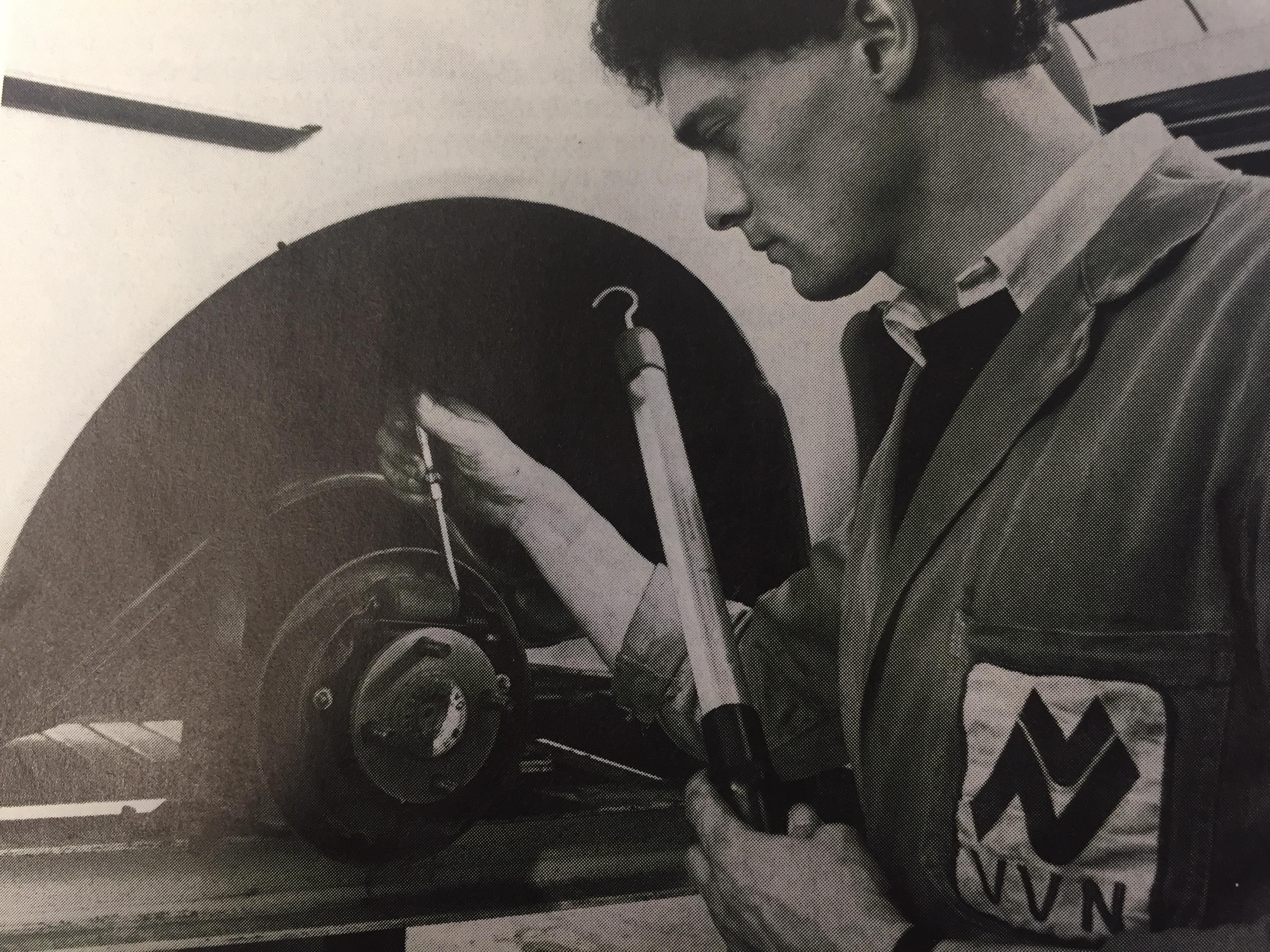 In 1985 kon je je auto vrijwillig keuren, door Veilig Verkeer Nederland bijvoorbeeld. Zij waren niet bang voor de invoering van de APK: “Wij keuren gewoon door!”