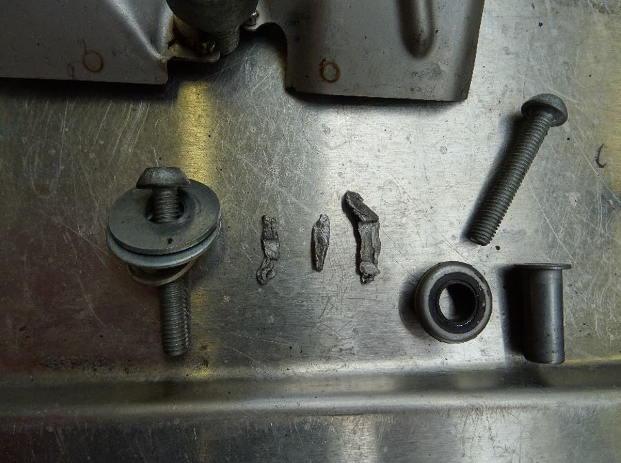 Duidelijk is dat het originele ringetje werd vervangen door een combinatie van andere ringetjes.

Op de foto eveneens enkele resten die in de cilinder werden teruggevonden.
