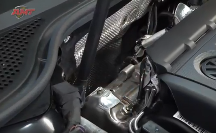 Ja, het roetfilter zit waar ie hoort en laat aan de buitenkant geen defecten zien. Dat is dus goedkeur.