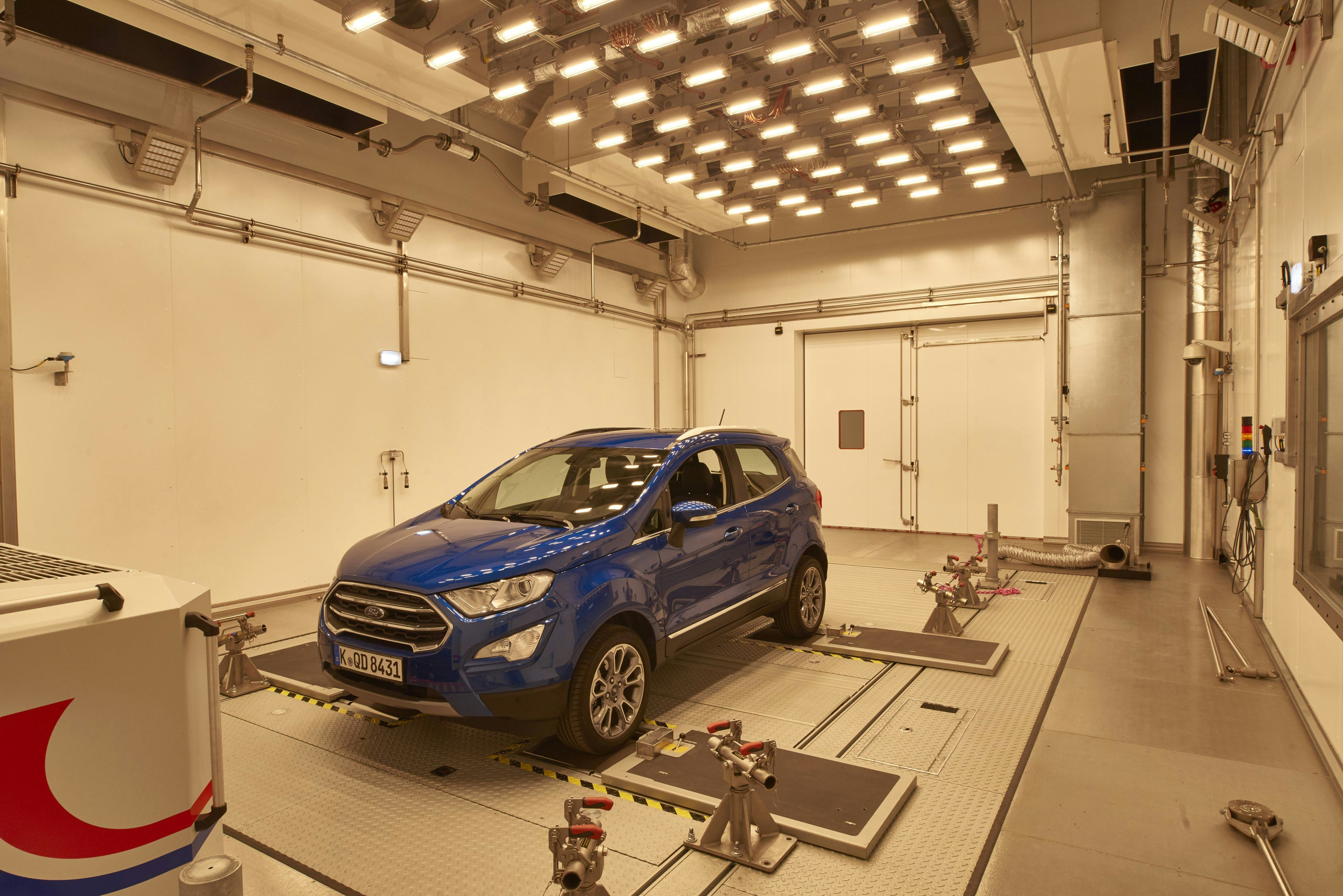 Onder 28 lampen met 4000 watt vermogen is het in deze windtunnel net of de auto bij 55 0C in de brandende zon van de Sahara staat.