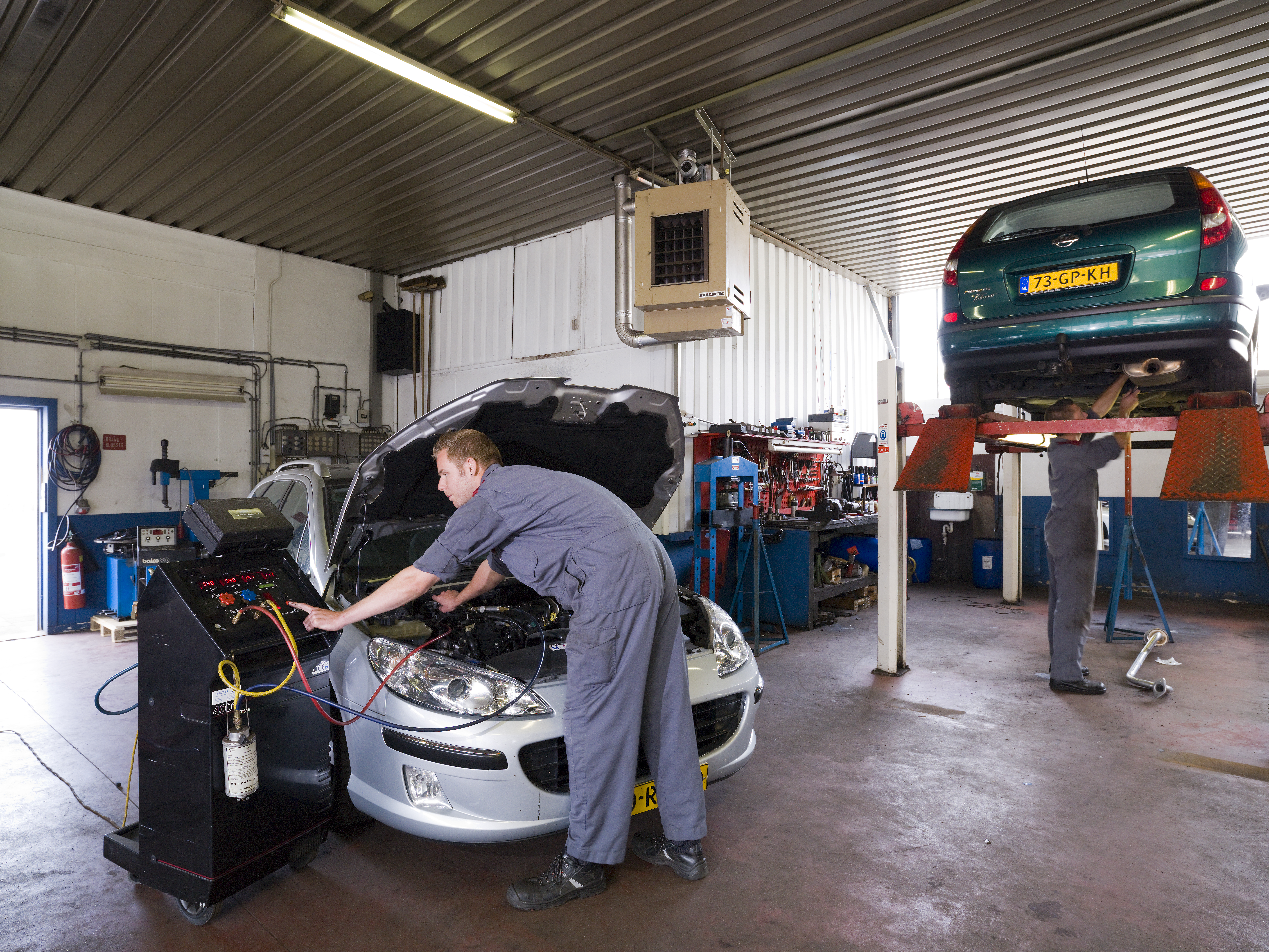 Michael Zijlstra van Vakgarage WK Auto’s werkt hier met een R134a-machine. Hij heeft een R1234YF-apparaat op z’n wensenlijst staan.