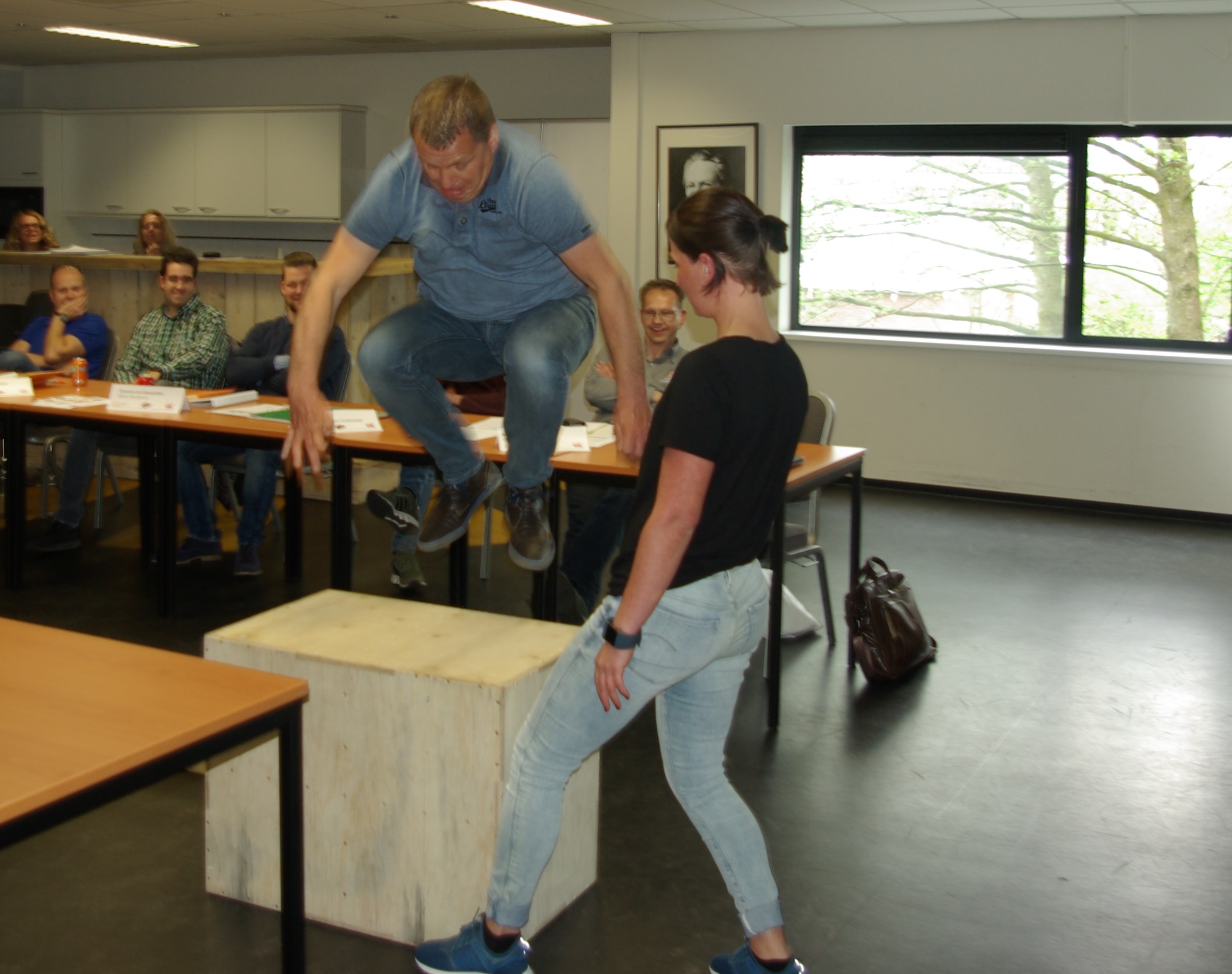 In één keer vanaf de grond op het blok springen. Als je inner stance ‘zegt’ dat het je niet lukt, dan lukt het je ook niet. Of je zet door en bent vastberaden om het te wel halen. Zoals deze Gripper.