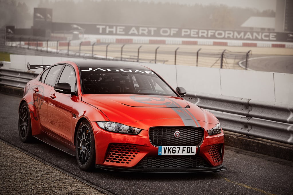 Nieuw ‘vierdeurs’ ronderecord voor de Jaguar XE SV Project 8 op de Nürburgring Nordschleife. Zal dan zijn met de 12,2 kg lichtere Track Pack tweezits uitvoering. Maar de vierzitter is ook echt snel.