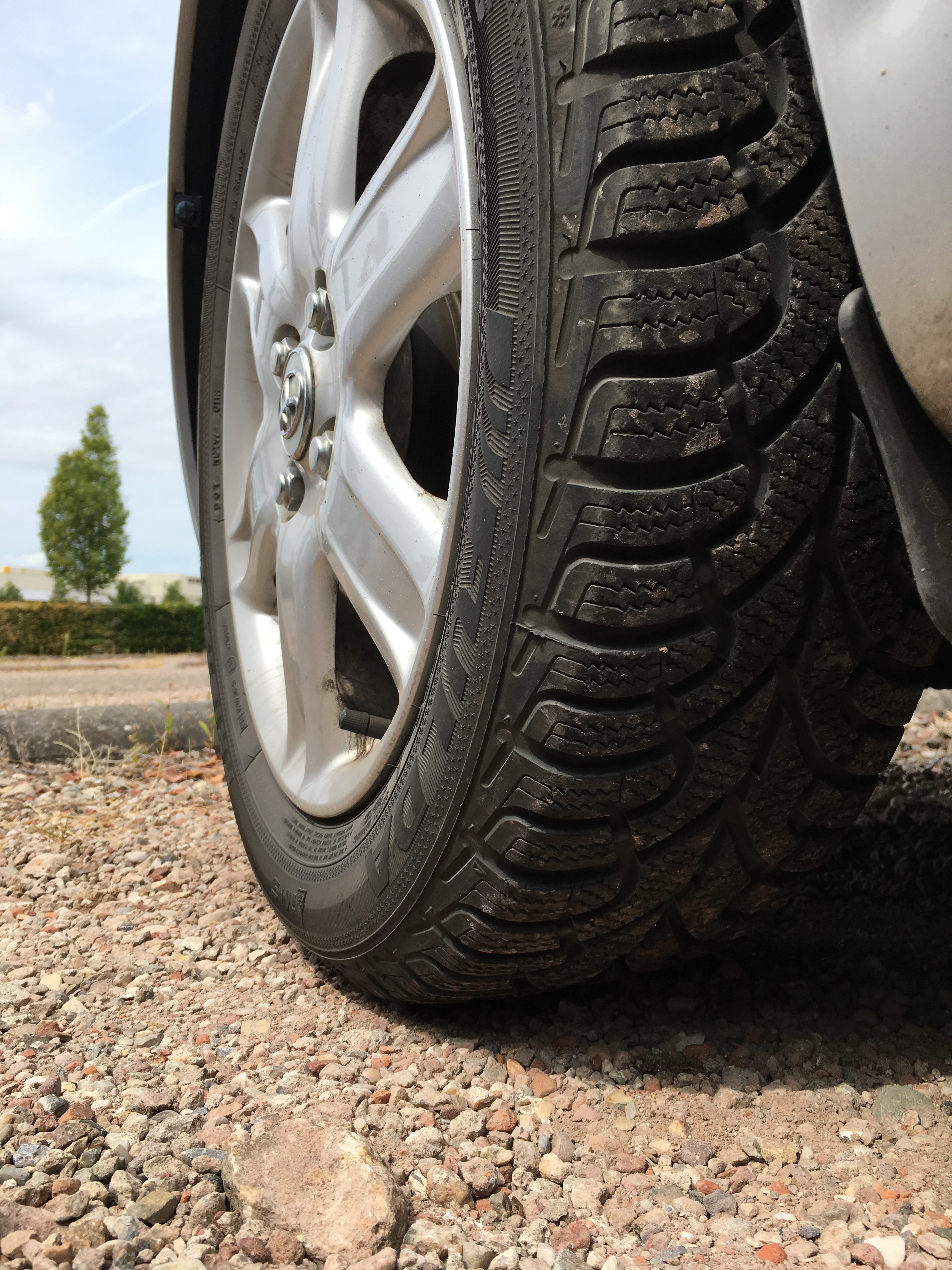 Zomer op de parkeerplaats. Kloppen de cijfers van de Bovag. Het lijkt er wel op. Deze auto was zo gevonden.