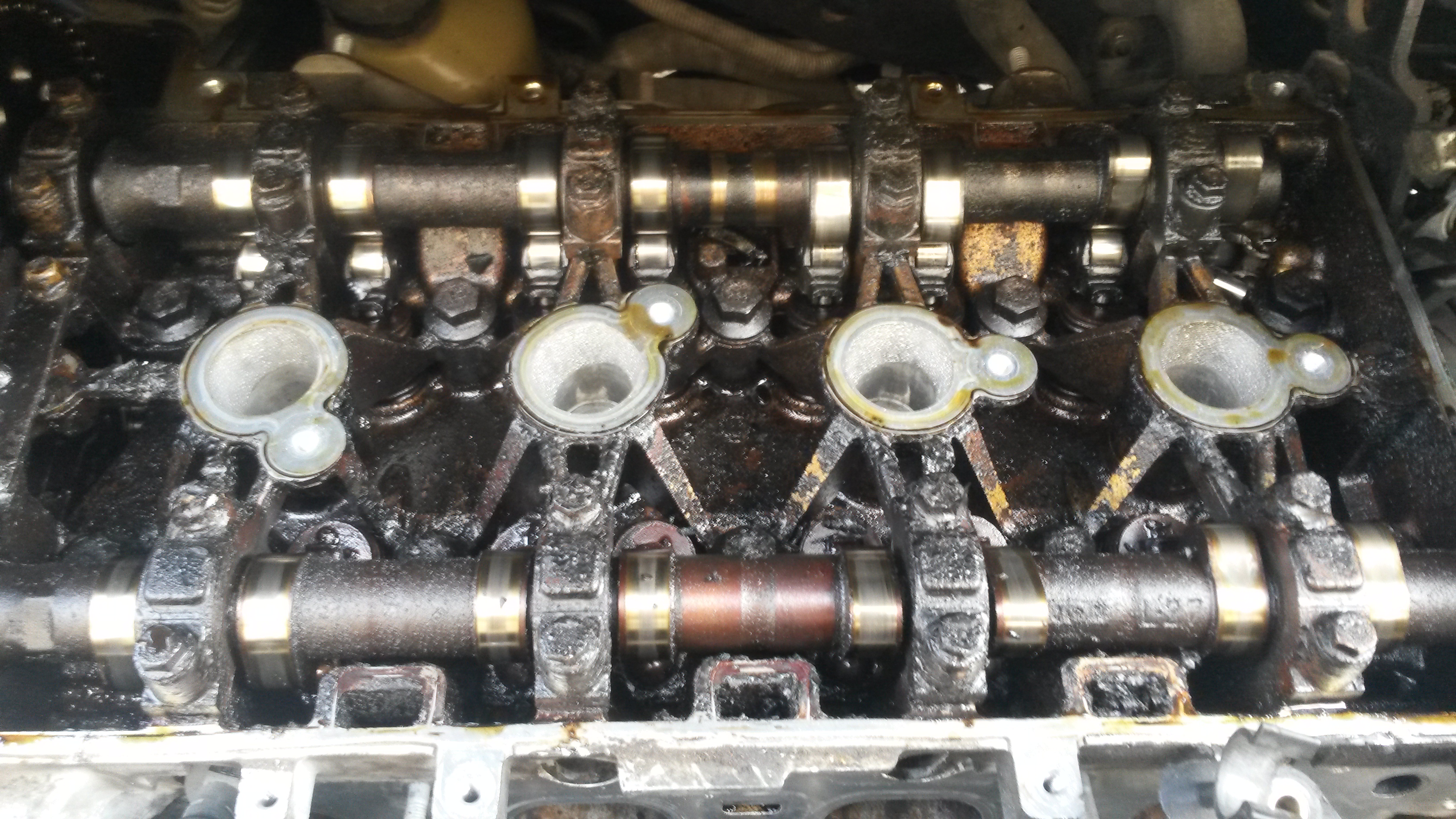 Achterstallig onderhoud zorgt voor motorvervuiling, met alle gevolgen van dien. Bij deze motor zijn de nokkenassen te veel in de kop ingesleten. 