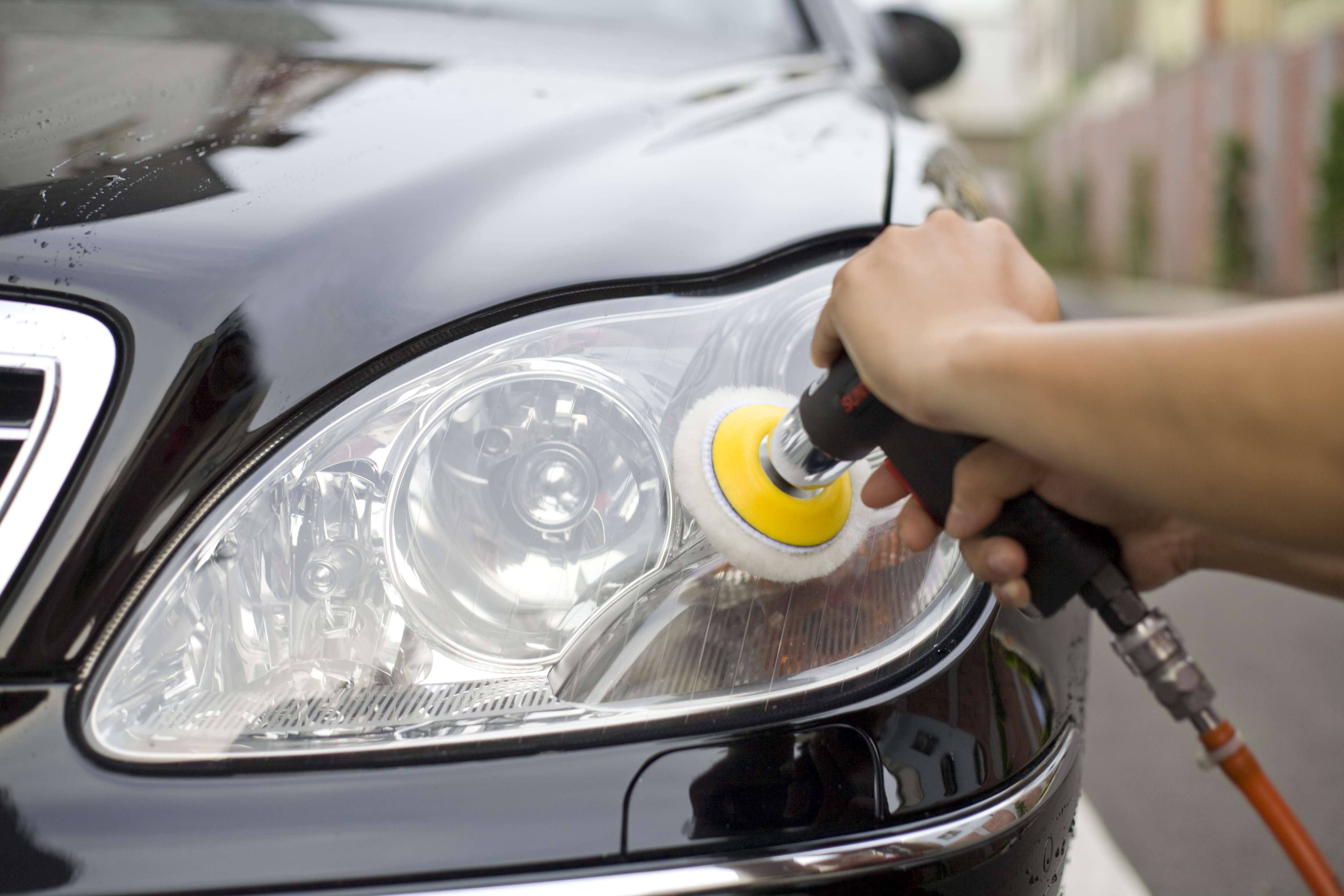 Er zijn vele koplampreparatiesets op de markt beschikbaar waarmee deze reparatie uitstekend in de werkplaats van het regulier garagebedrijf is uit te voeren.