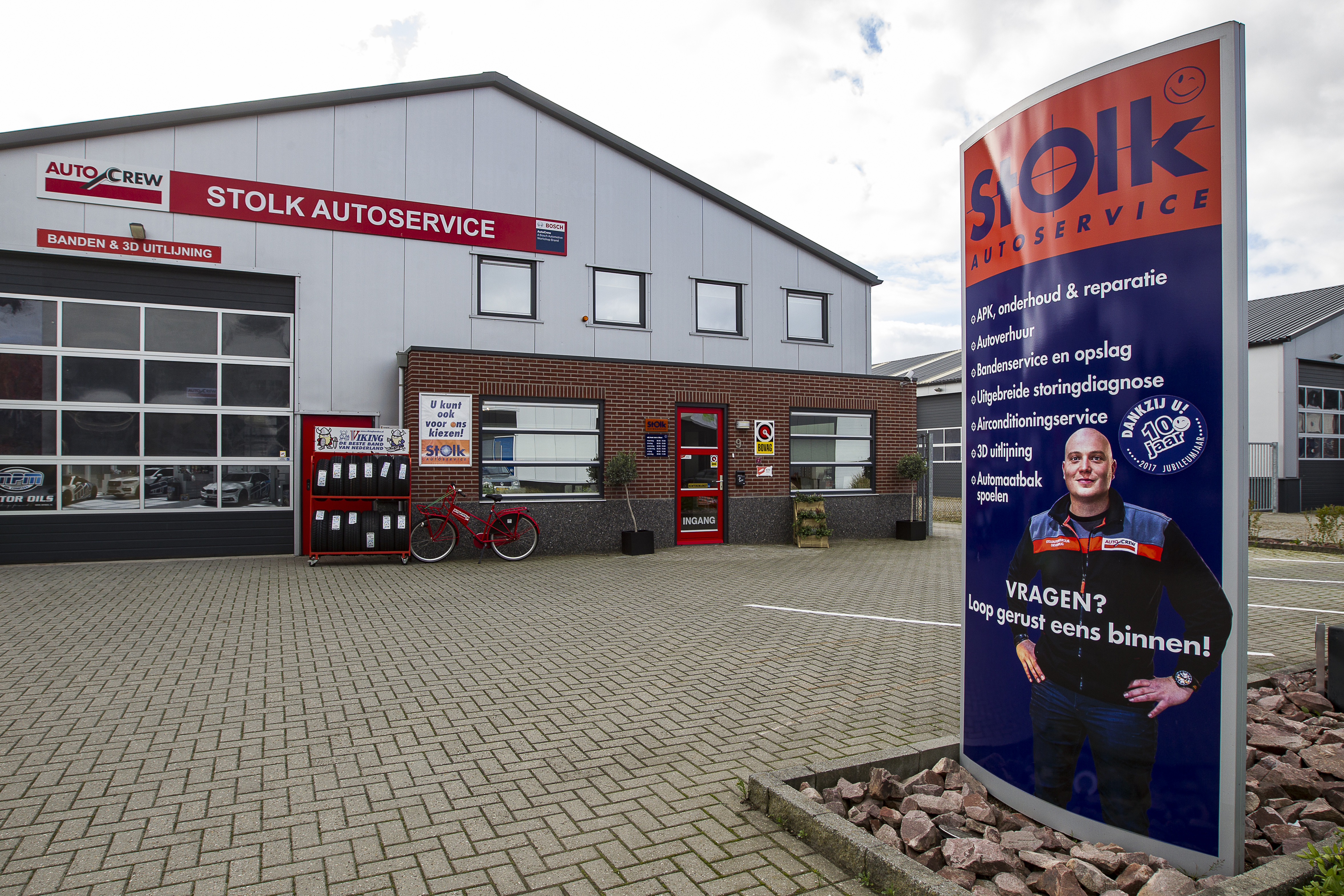 Begin dit jaar verhuisde Stolk Autoservice naar een nieuw pand met meer ruimte voor alle specialismen. Achter de overheaddeur is een heuse ‘vip-ruimte’ ingericht. 