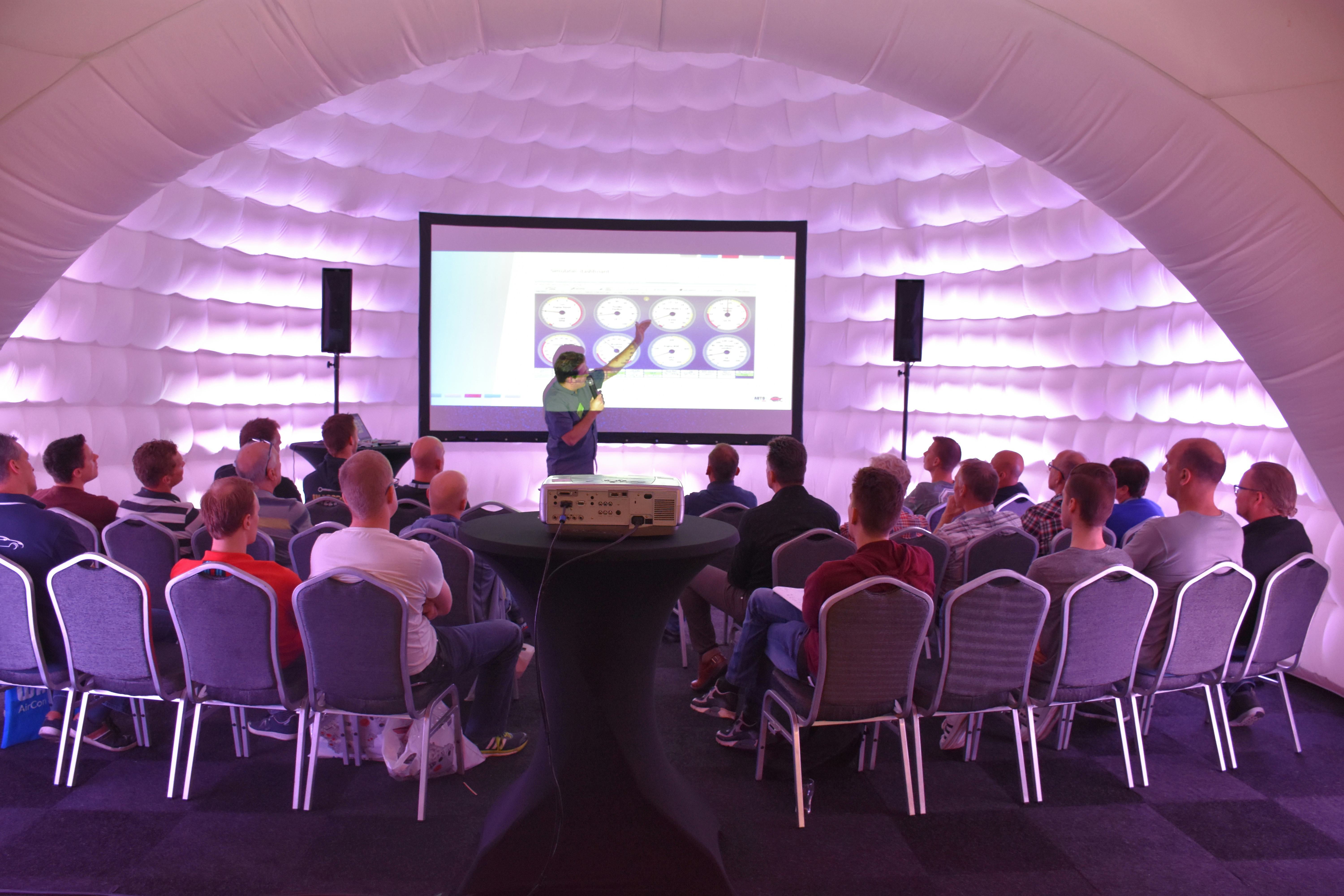 Volle theaters tot héle volle theaters. Hardenberg kon wennen aan het tanken van kennis tijdens Auto Prof - AMT Live 2018.