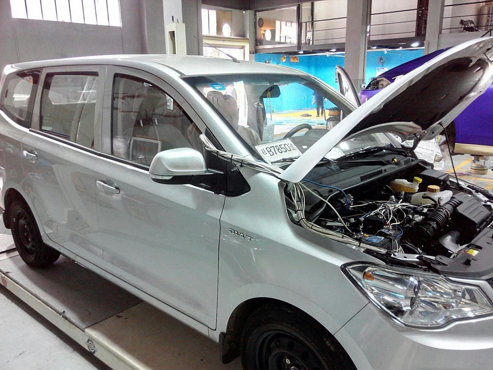 Directeur Frank Will van Ino8 stelt de bezoekers aan het Wiener Motoren Symposium voor aan de Wuling Hong Guang S1. Wie nooit in China is geweest kent ‘m niet. Maar met 650.018 verkochte exemplaren was het in 2016 China’s meest verkochte auto.