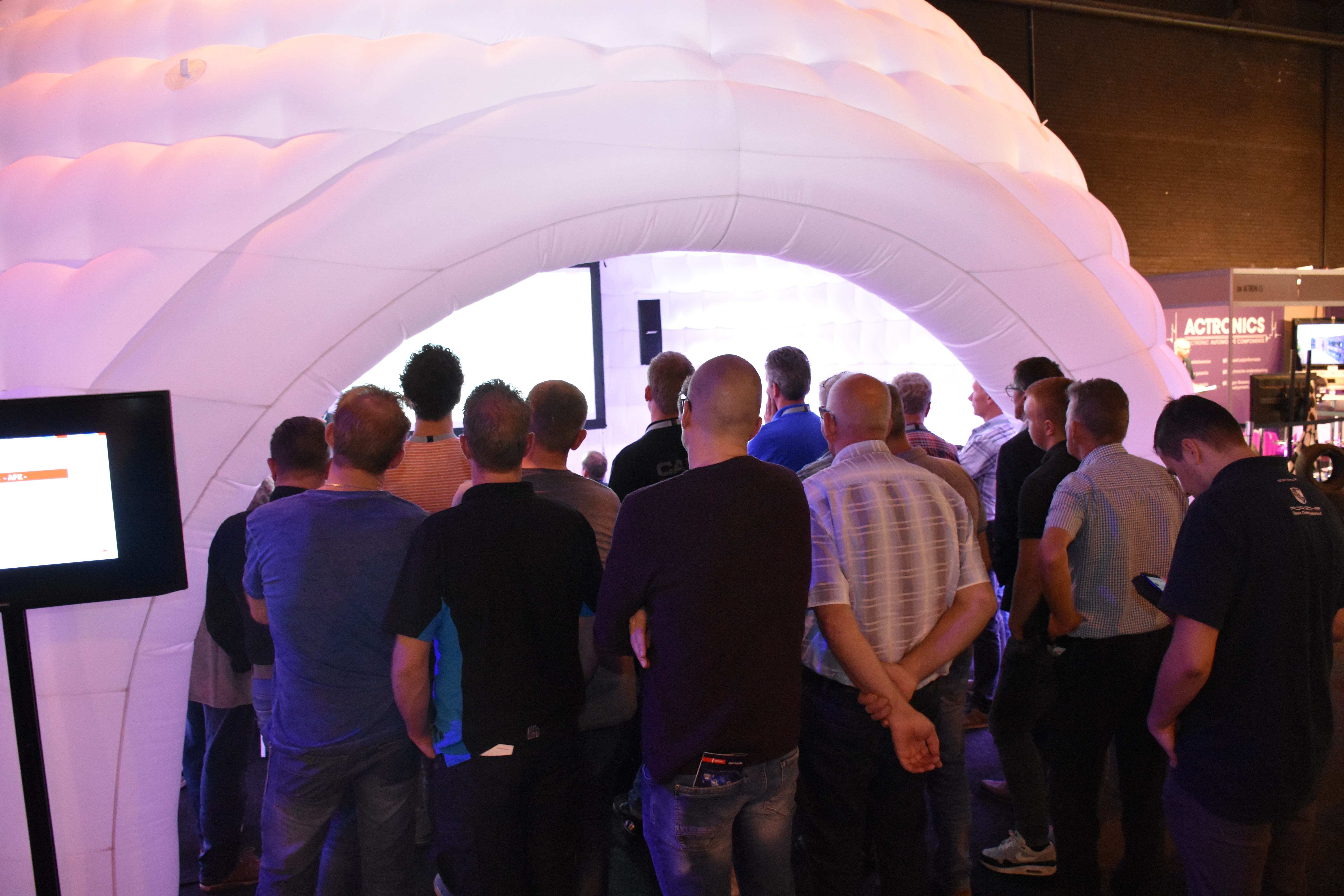 Volle bak bij de theaters. Prachtig om te zien, omdat Hardenberg nog niet gewend was aan het volgen van deze kennissessies. Leerpuntje voor Gorinchem: grotere domes. 