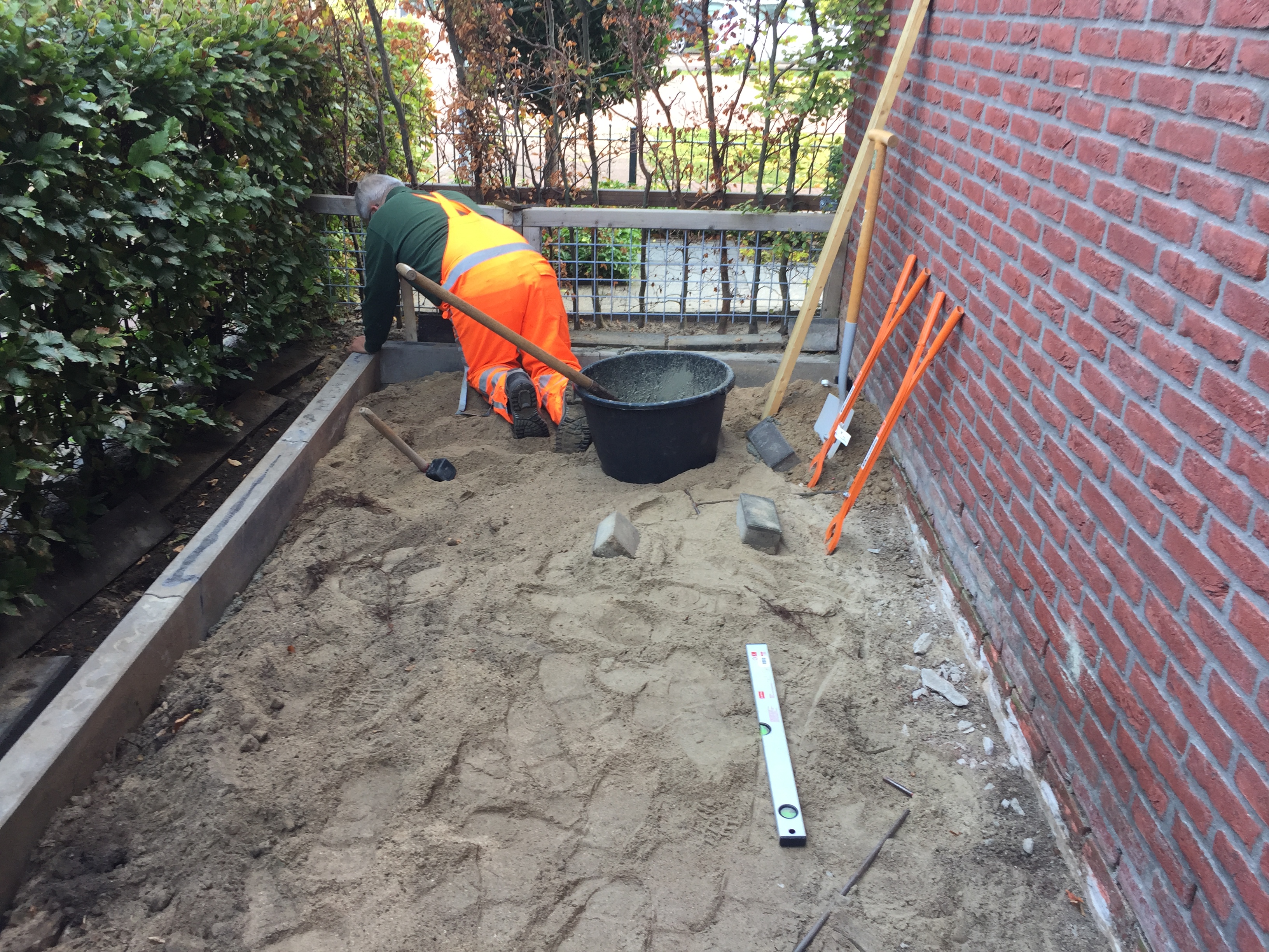 Auto's en klussen, een mooie hobby, zo ook een nieuw schuurtje maken. Welke equipment/tools hebben we nodig? En welke materialen? Met de juiste tools slaagt het.