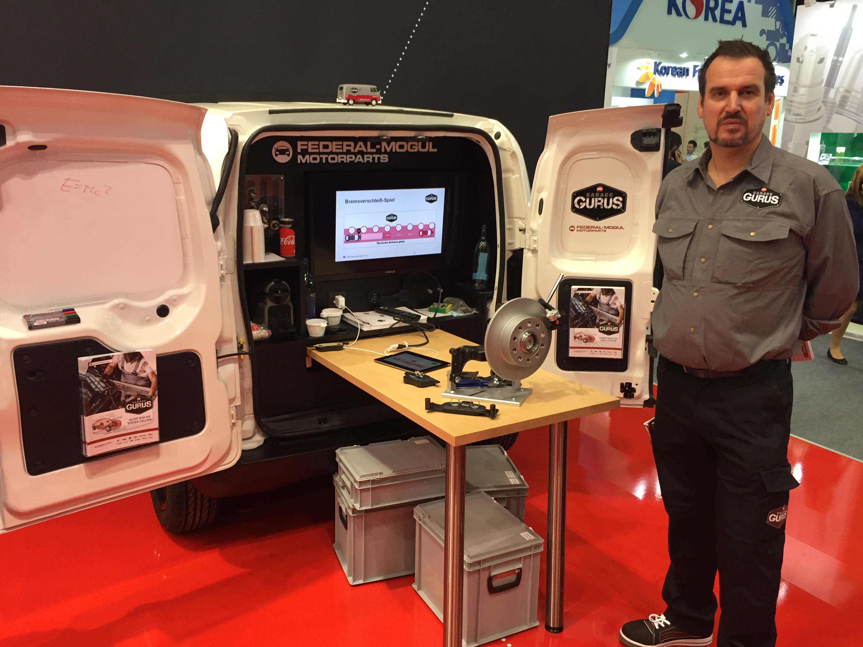 Marijn Staal van Federal-Mogul showt trots het trainingsvoertuig waarover Garage Gurus beschikt. Alles in één auto om techneuten ter plaatse korte, praktijkgerichte trainingen te geven. Zelfs aan de koffie is gedacht!