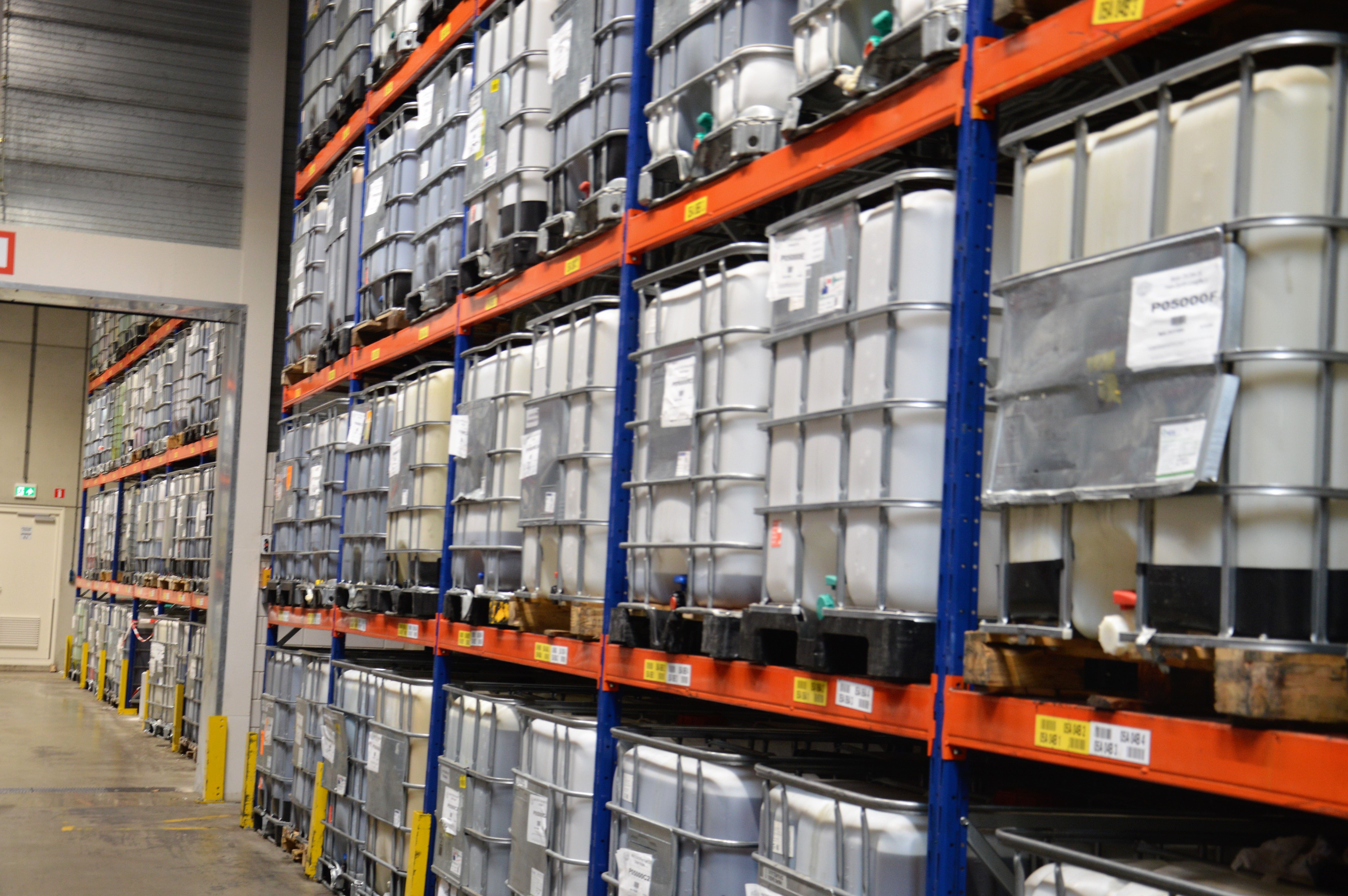 Blik in de ‘wijnkelder’ van MPM. “Wij blenden niet, wij pakken alleen kant-en-klaar voor ons gemaakt product om. Hier staan 1200 zogenoemde IBC’s (1.000 liter vaten) met in totaal 300 verschillende producten”, legt Herman Koning uit.