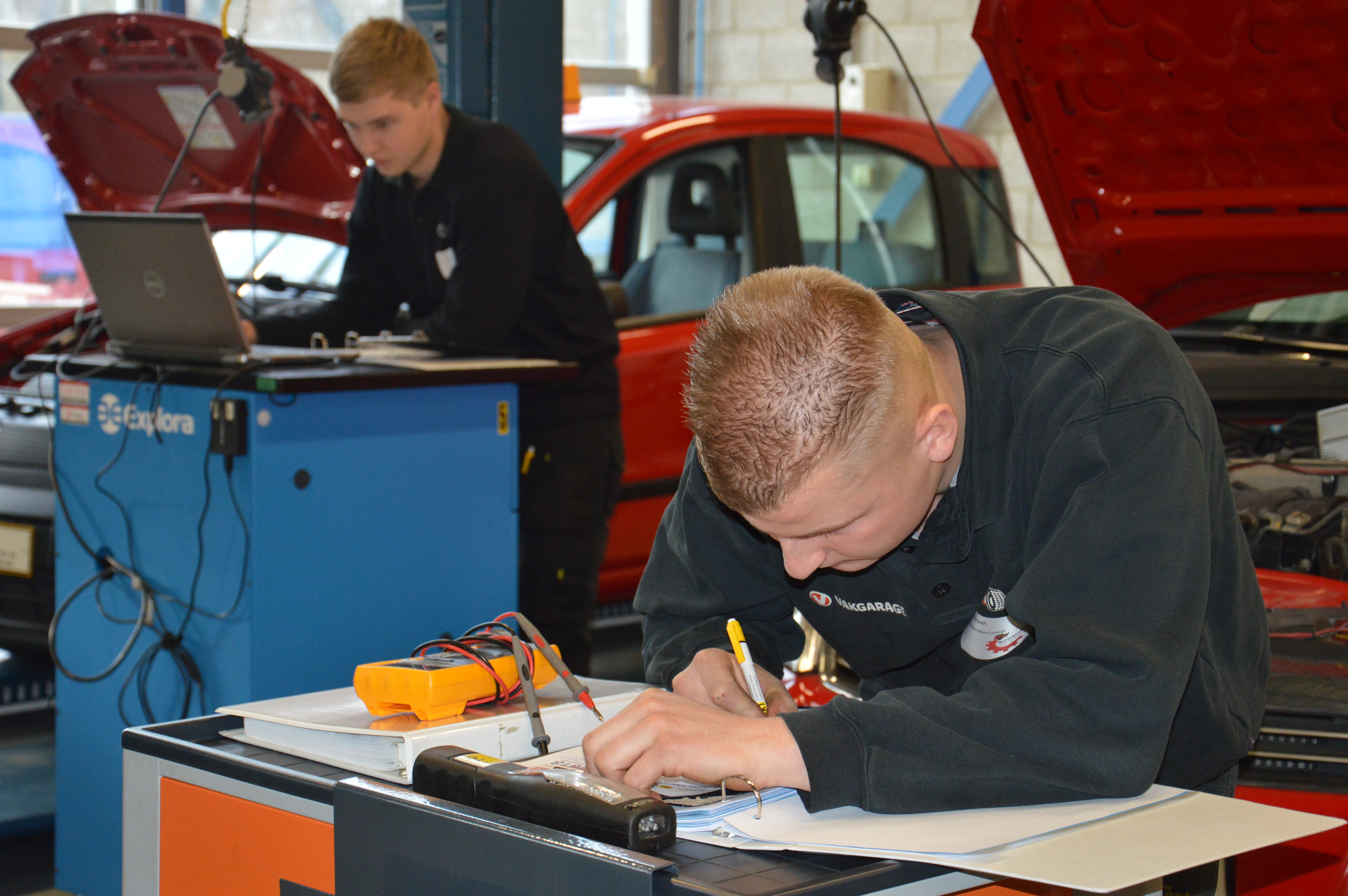“Een netwerkstoring”, heeft Vince Vervoort al snel door. Achter hem studeert Tom Totté op het startprobleem aan de Fiat Panda.