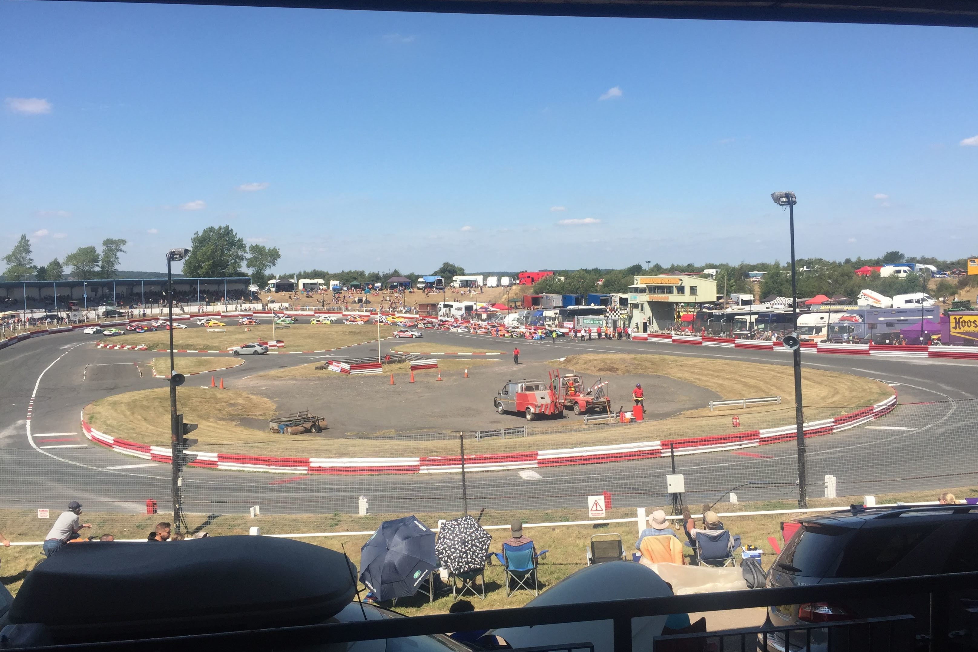 Het mooie van ovalracing is dat je niets van de race hoeft te missen. Totaaloverzicht dus!