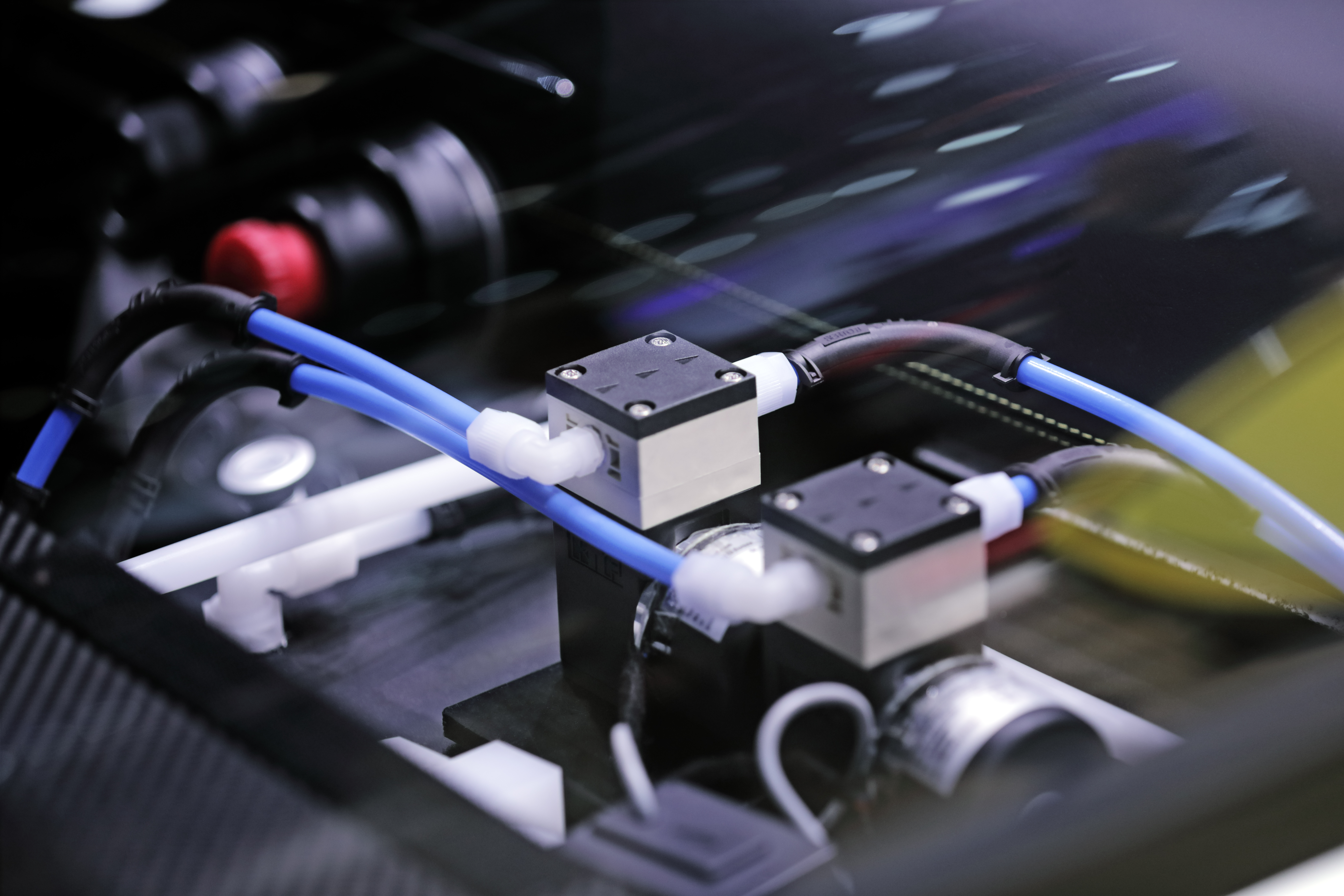 Een enkele flow cell, hier van de Quantino. De witte blokjes zijn pompjes die de positief en negatief geladen vloeistoffen aan weerskanten door de cel eronder laten circuleren.