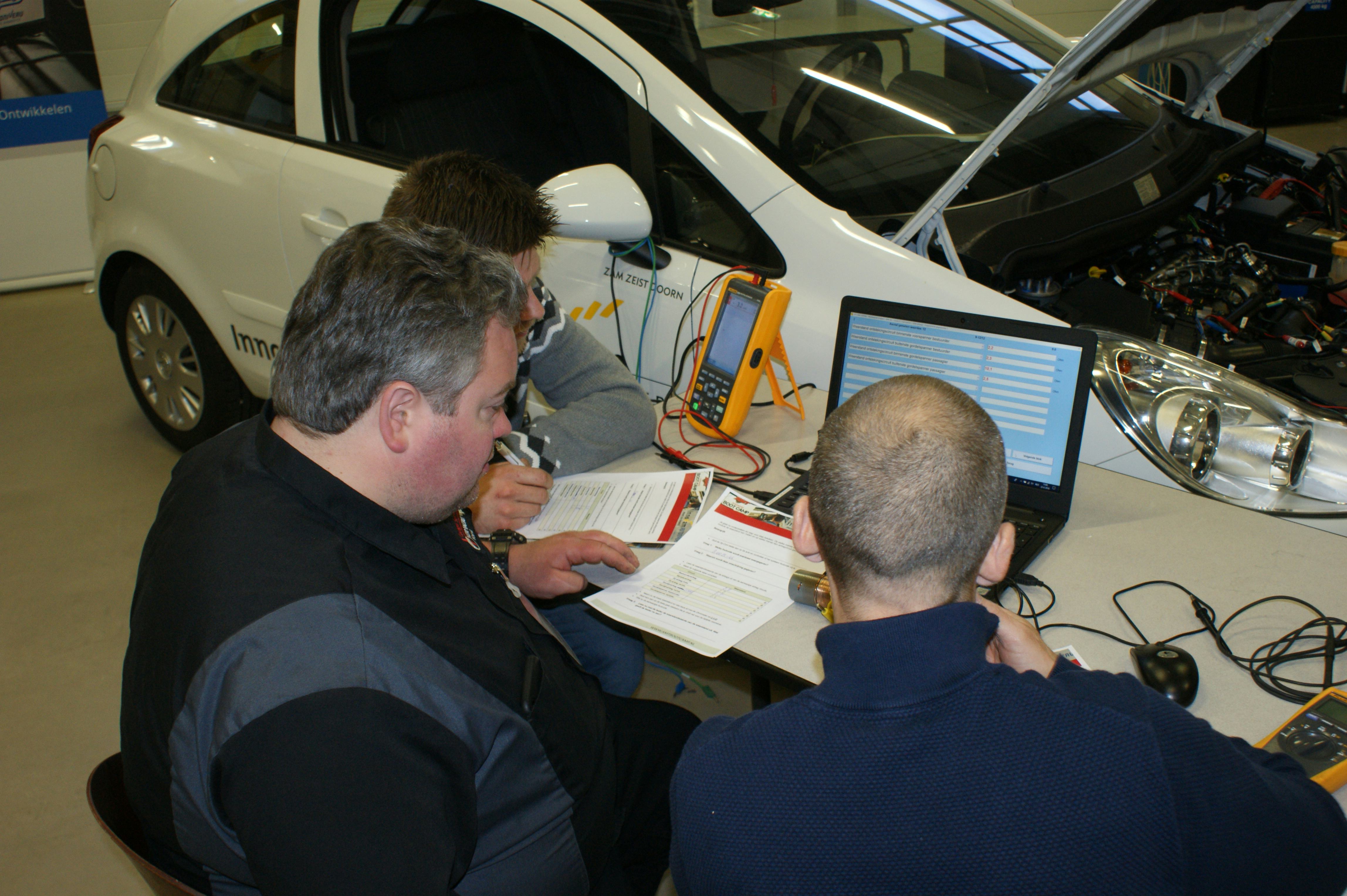 Tijdens de Boot Camp-workshop leidt Hans Jansen de monteurs stap voor stap door de diagnosemethode van het airbagsysteem.