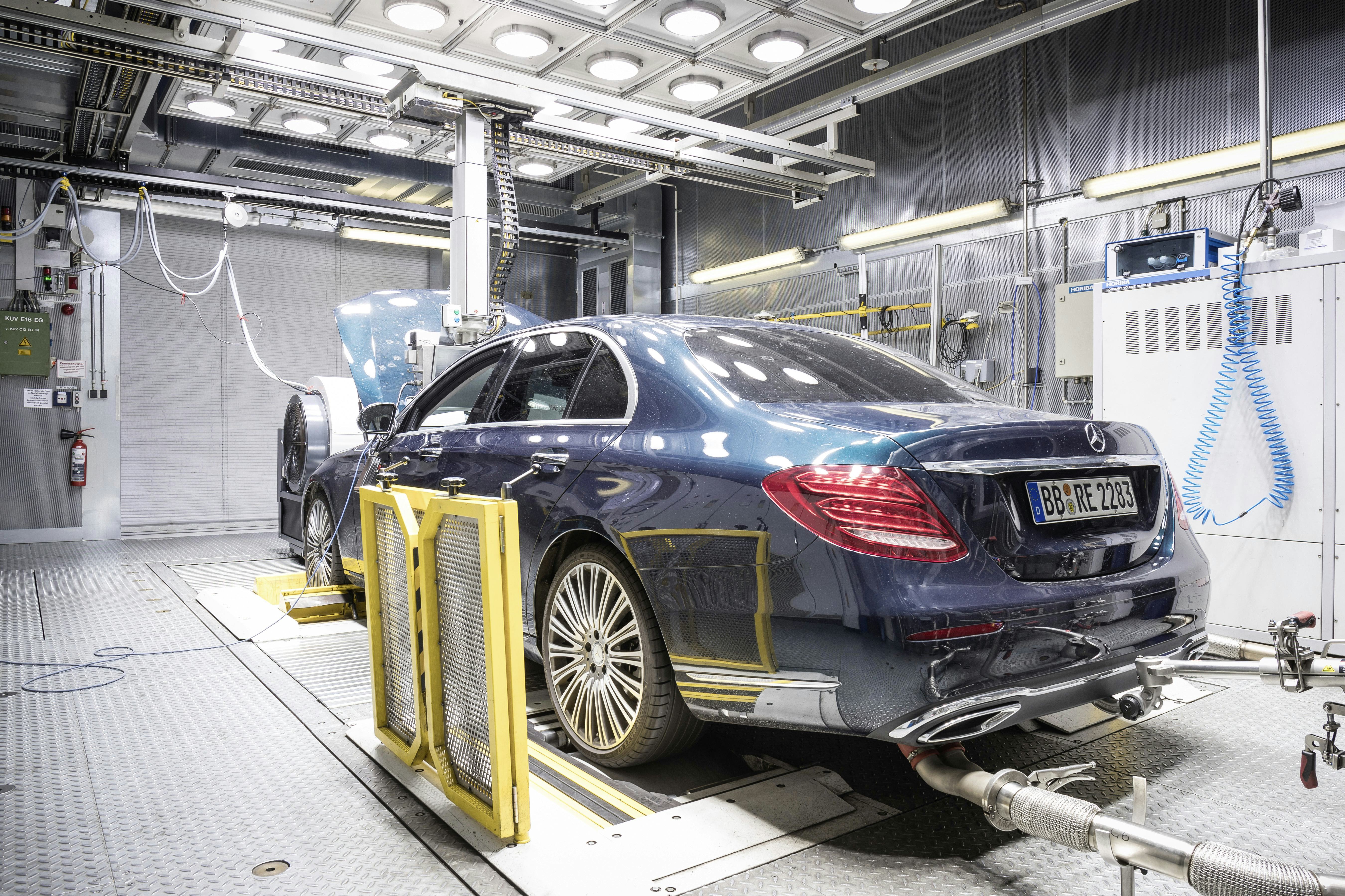 De gestelde CO2- doelen, zijn volgens ACEA vooral gebaseerd op politieke motieven, zonder een realistische kijk op wat technologisch mogelijk is en de gevolgen voor de werkgelegenheid in de automotive sector.