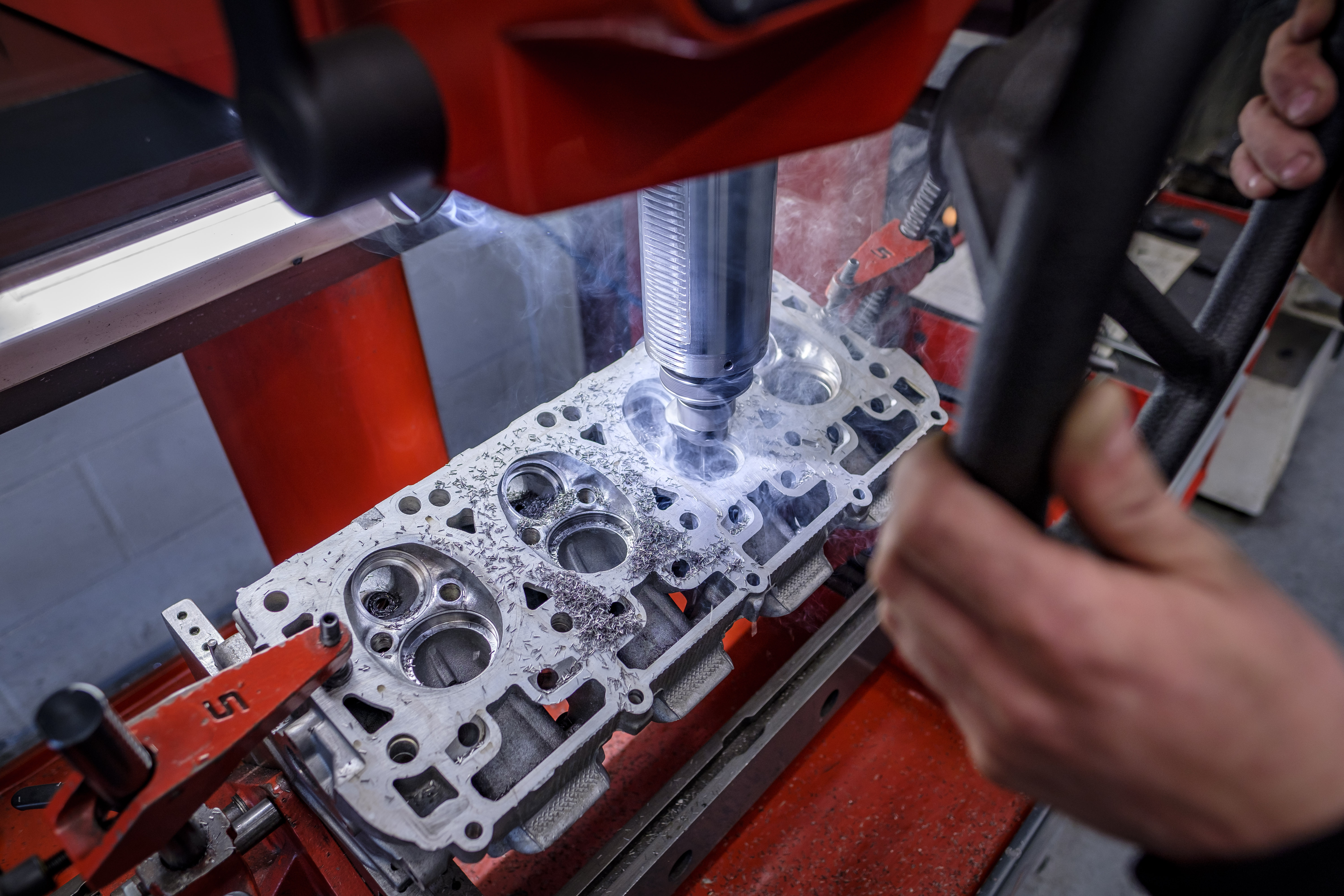 Cilinderkoprevisie is specialistsche klus. Heb jij de kennis en de apparatuur in huis om dit zelf uit te voeren of laat je dat liever aan een revisiebedrijf over?