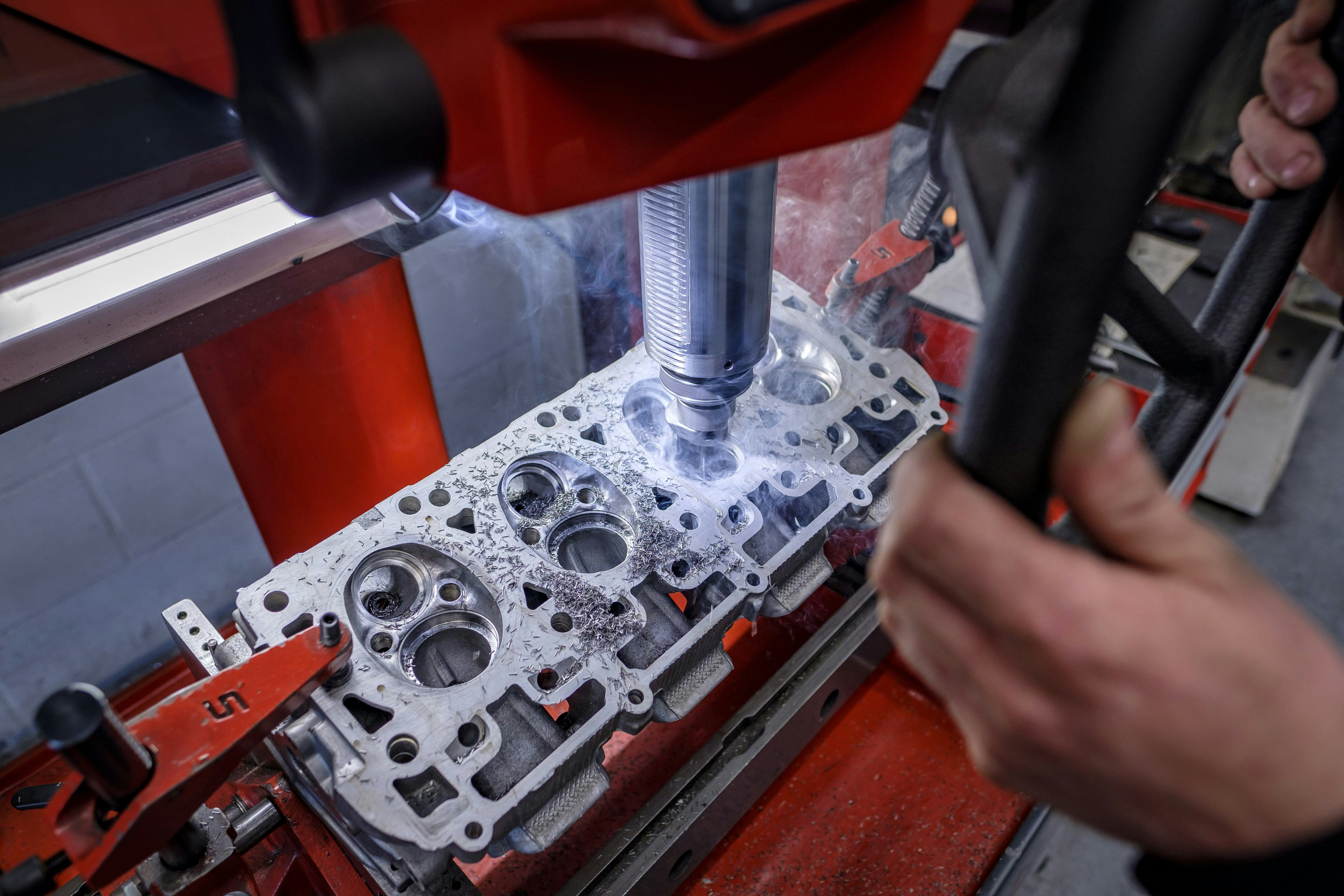 Cilinderkoprevisie is specialistsche klus. Heb jij de kennis en de apparatuur in huis om dit zelf uit te voeren of laat je dat liever aan een revisiebedrijf over?