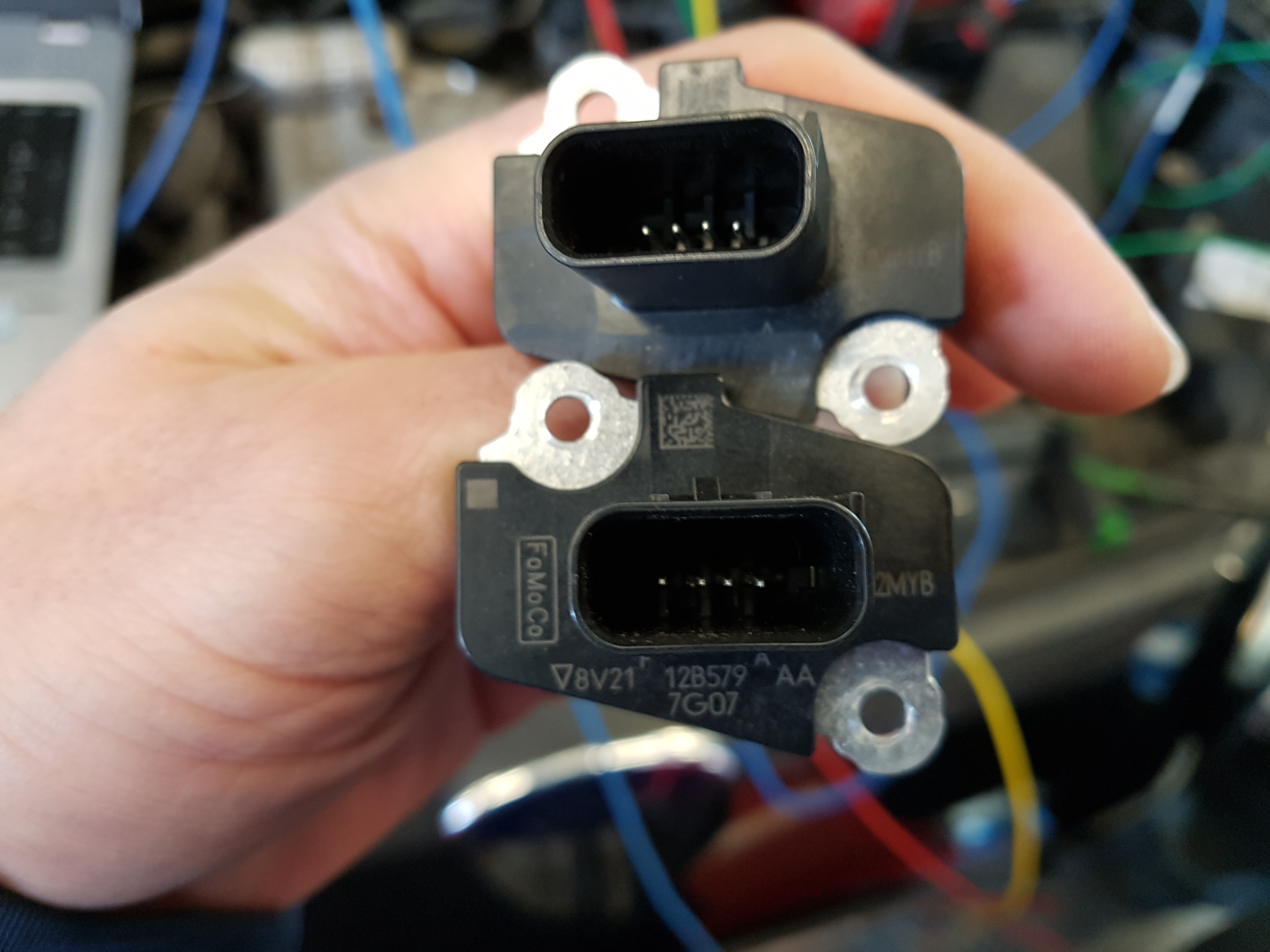 Eén van de pennen wijkt af en geeft de indruk dat er al eerder naar de kabel gekeken is.