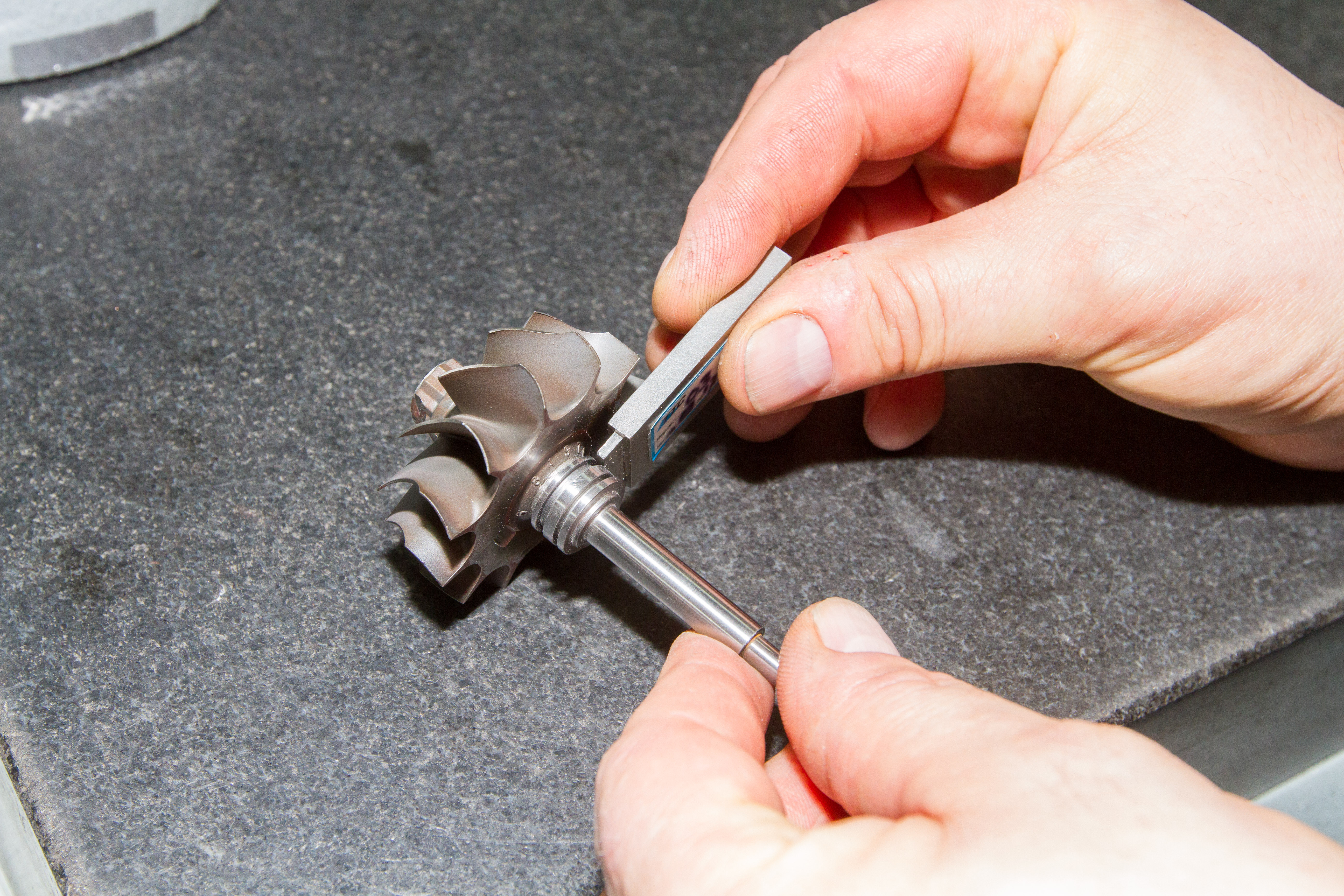 Bij een door Turbo’s Hoet geleverde turbo wordt daarom een grote waarschuwingsposter geleverd. Die adviseert de monteur dringend de turbo te registreren, zodat hij binnen een half uur telefonische ondersteuning ontvangt.  