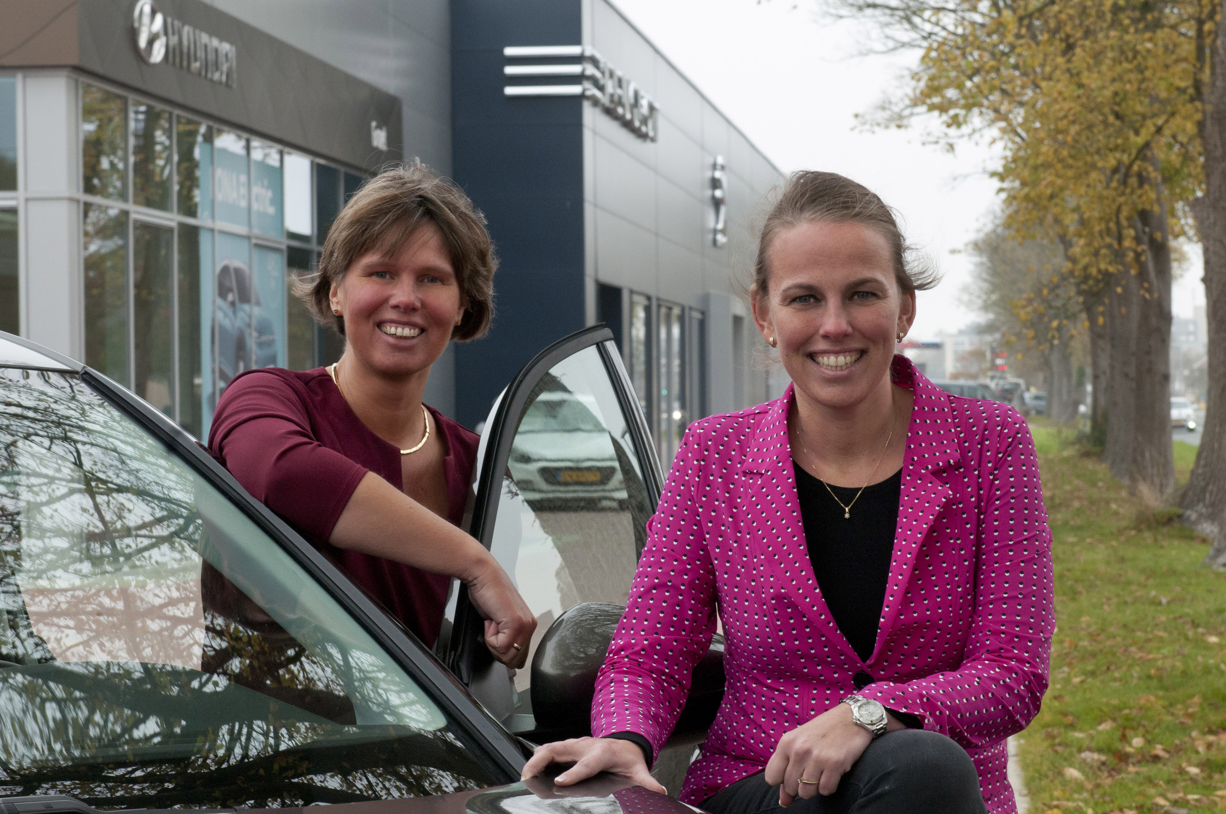 Tijdens de crisis mocht van klanten vaak alleen het hoognodige gebeuren, maar volgens Margriet (rechts) en Tineke Groet is de tijd nu rijp voor Claire.