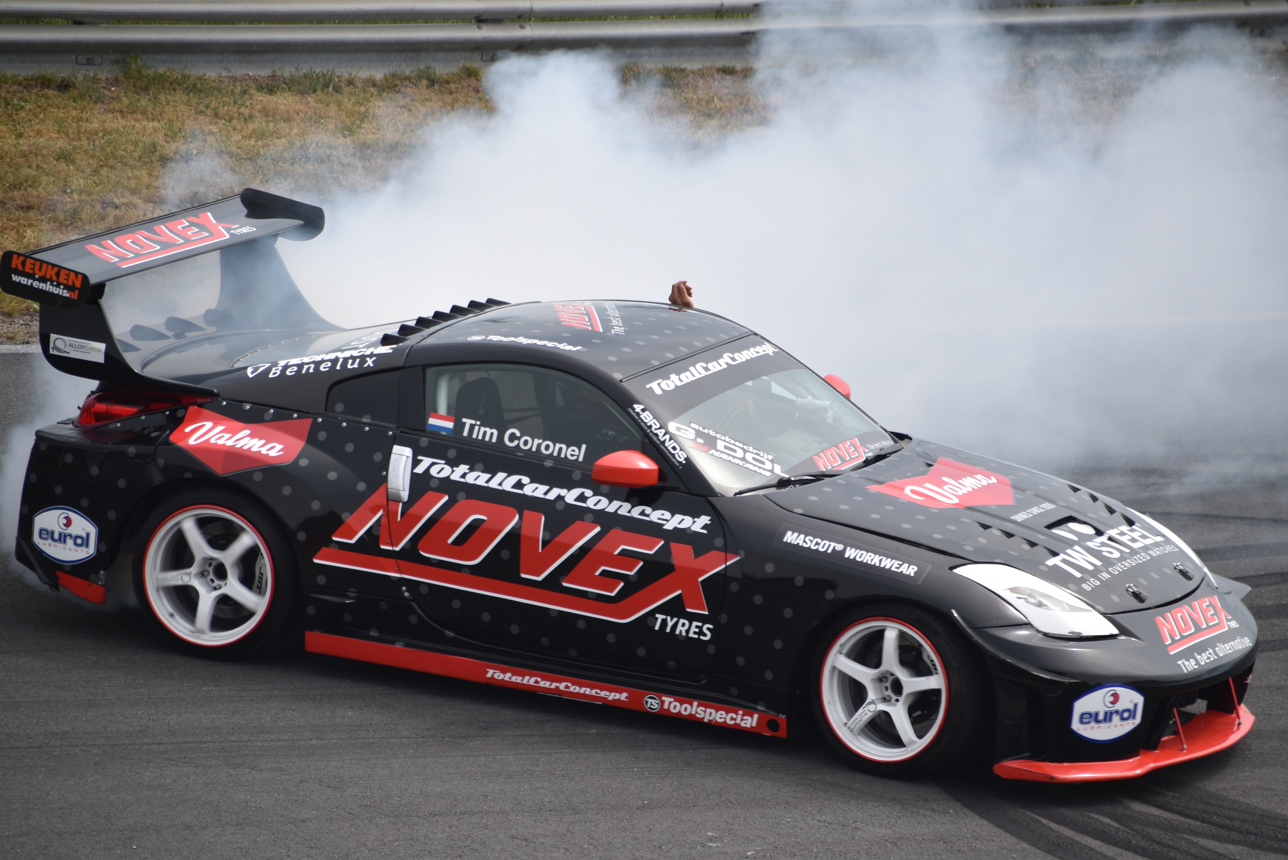 Bij Van den Ban Autobanden zie je niet alleen de nieuwste Novex-banden, maar ook deze 850 pk sterke 350Z van Tim Coronel.