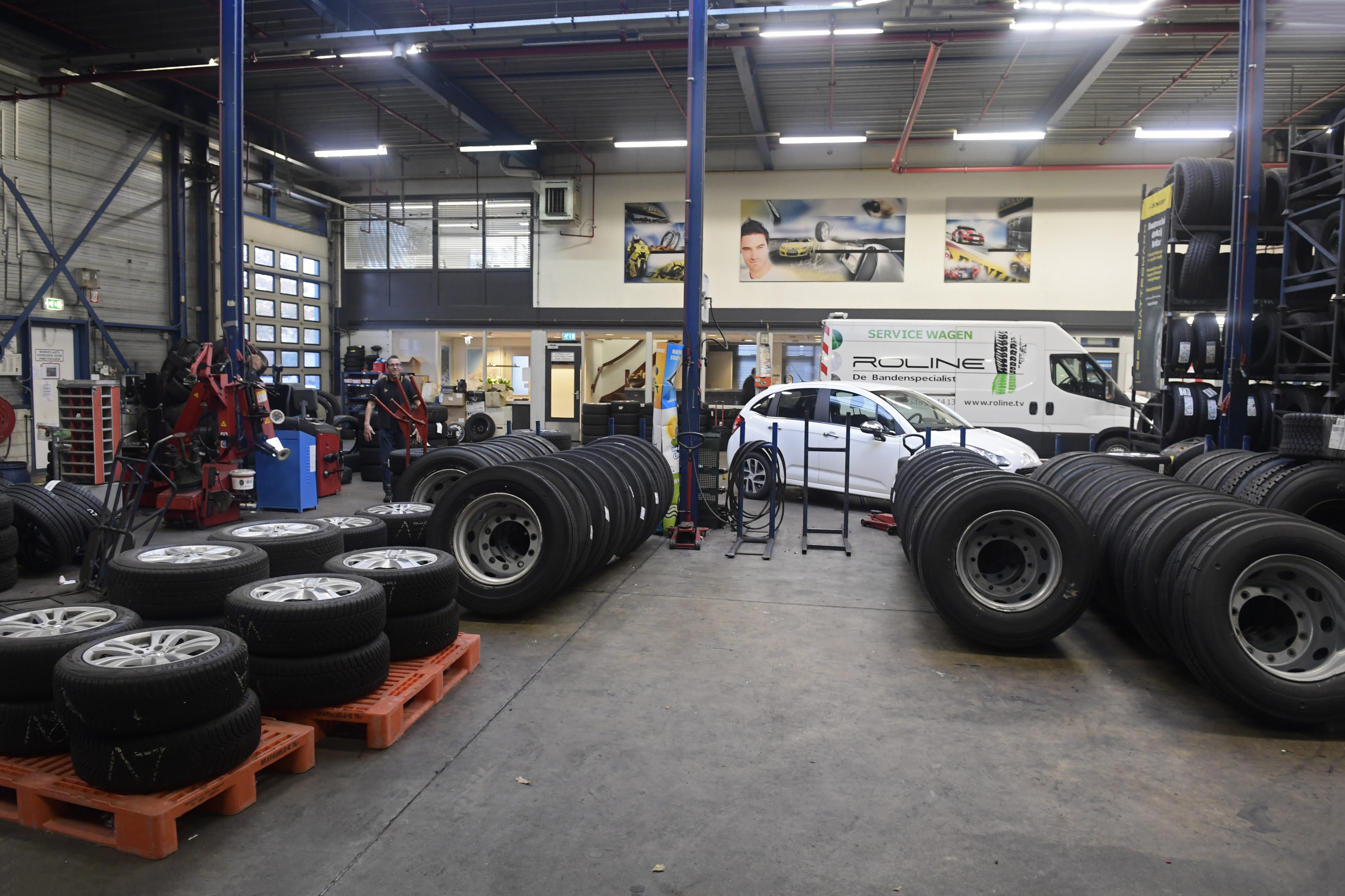 De werkplaats van het bandenservicebedrijf heeft een eigen truckstraat. Roline doet veel voor de transportsector en voert ook bandenservice op locatie uit.
