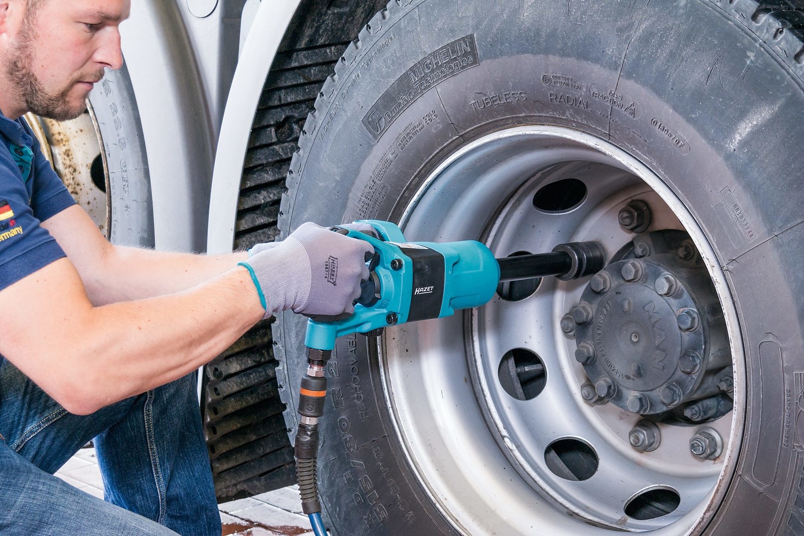 Nu onvoorstelbaar, tot in de jaren tachtig was het (de)monteren van een vrachtwagenwiel nog krachtwerk met een grote kruissleutel!